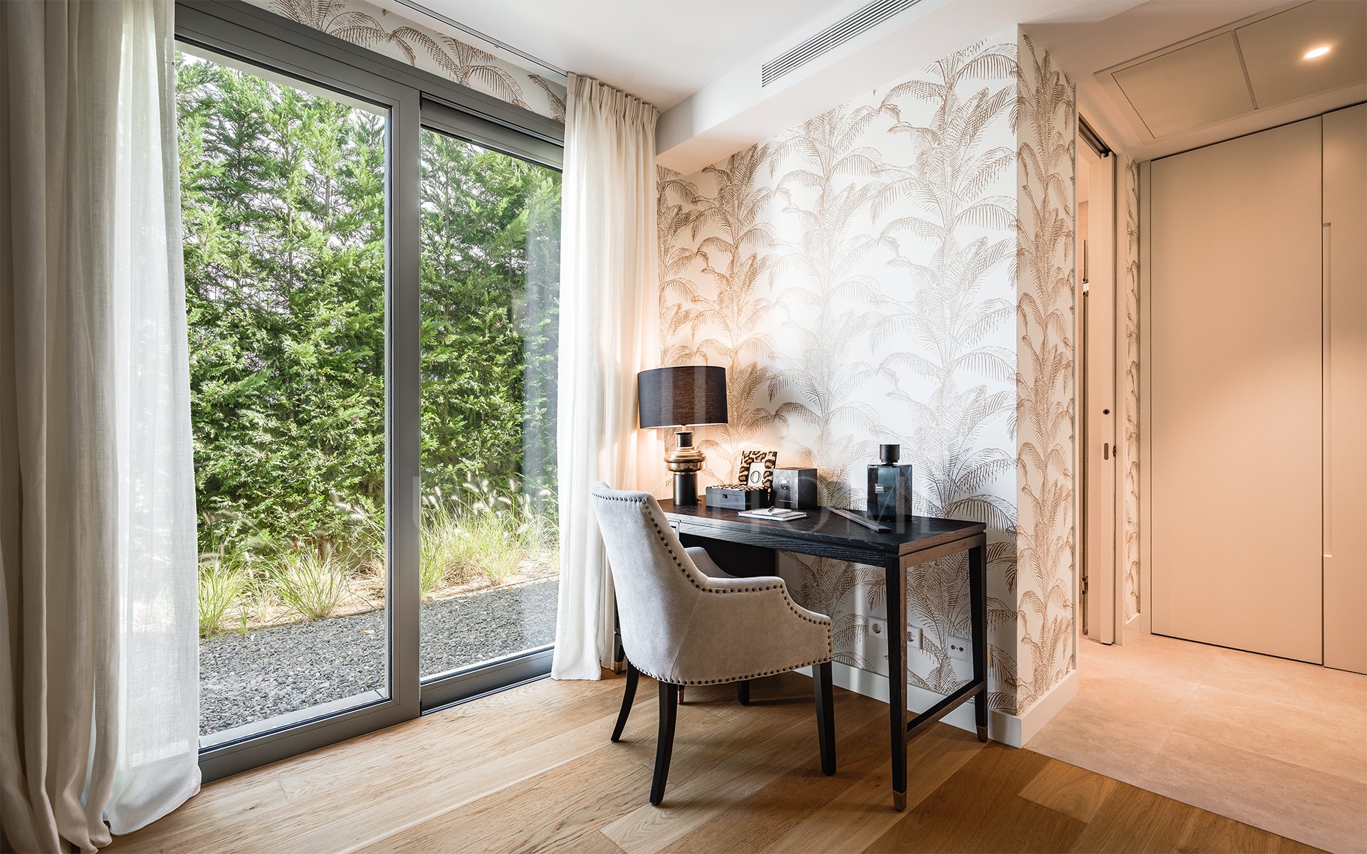 Elegant Contemporary Villa with 5 En-Suite Bedrooms in El Paraíso, New Golden Mile, Marbella