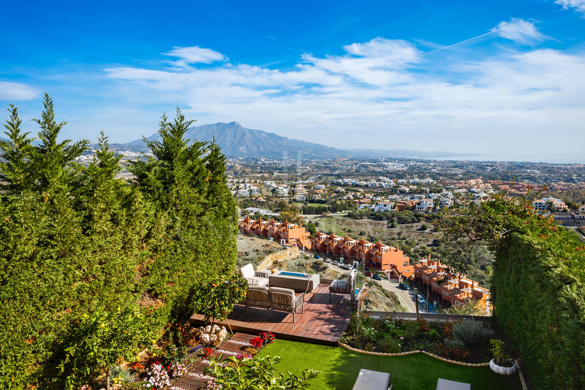 Semi-detached house with open views in Marbella Views, Benahavís