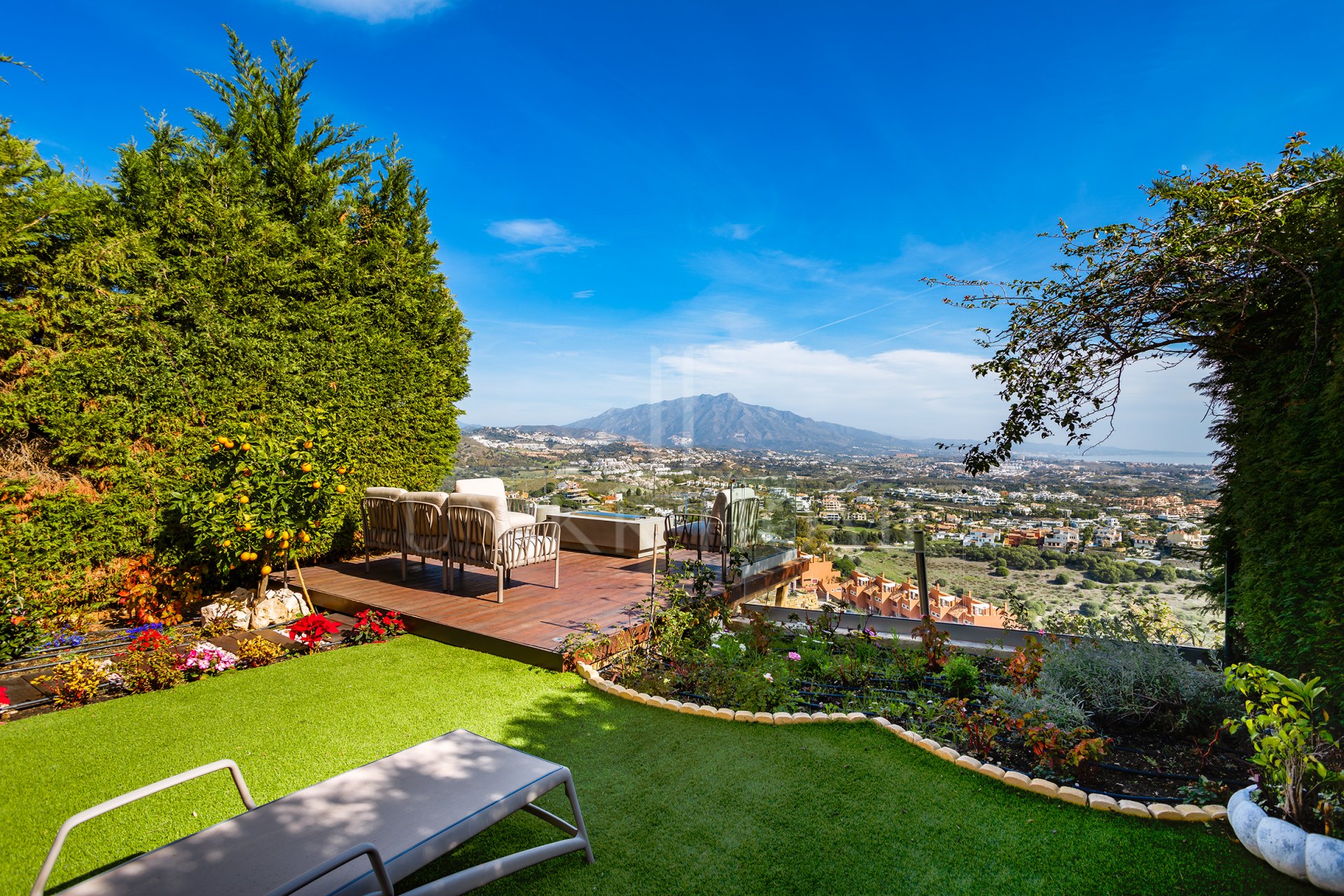 Semi-detached house with open views in Marbella Views, Benahavís