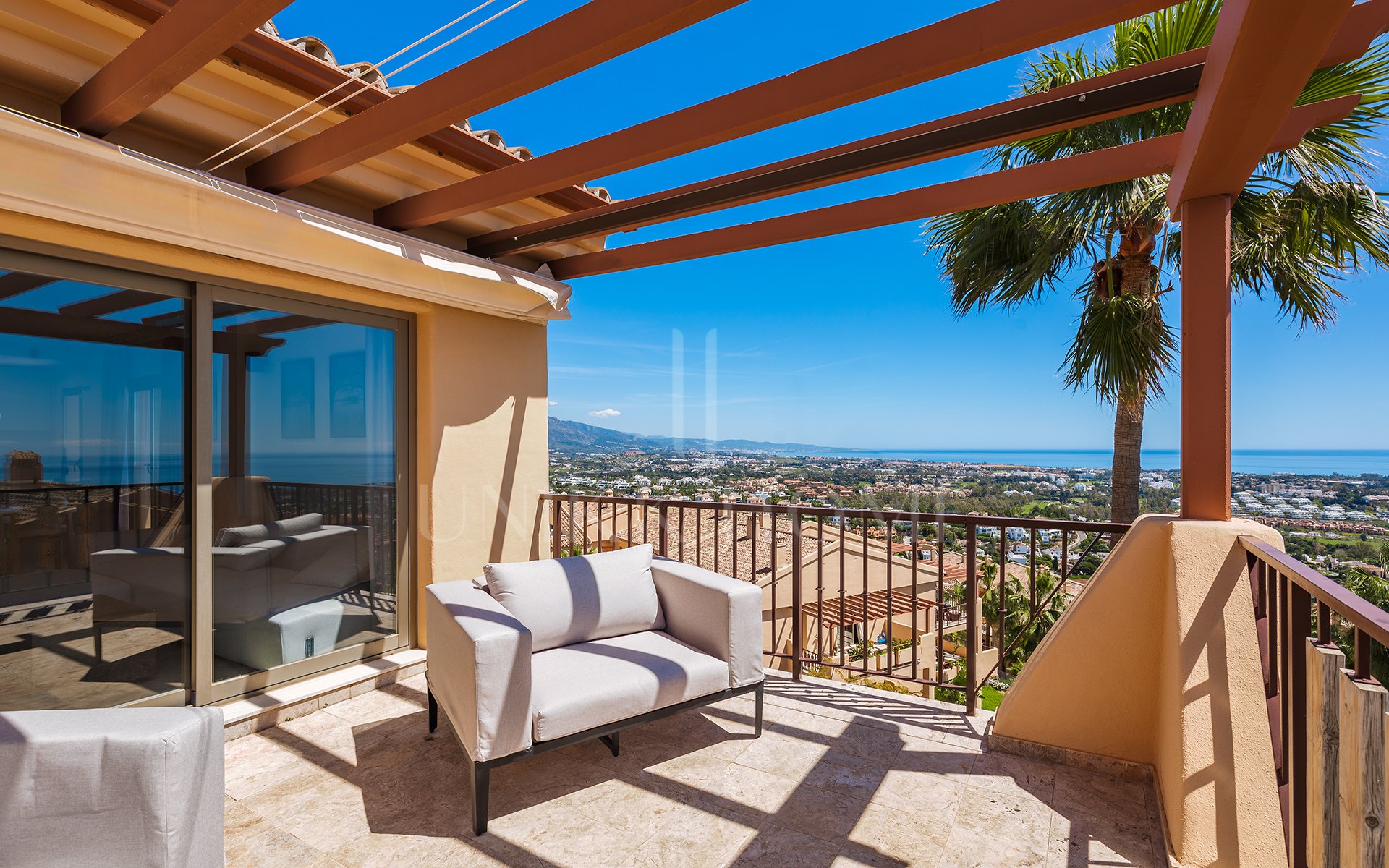 Spectacular one level penthouse with panoramic sea views in Hacienda del Señorío de Cifuentes, Benahavís