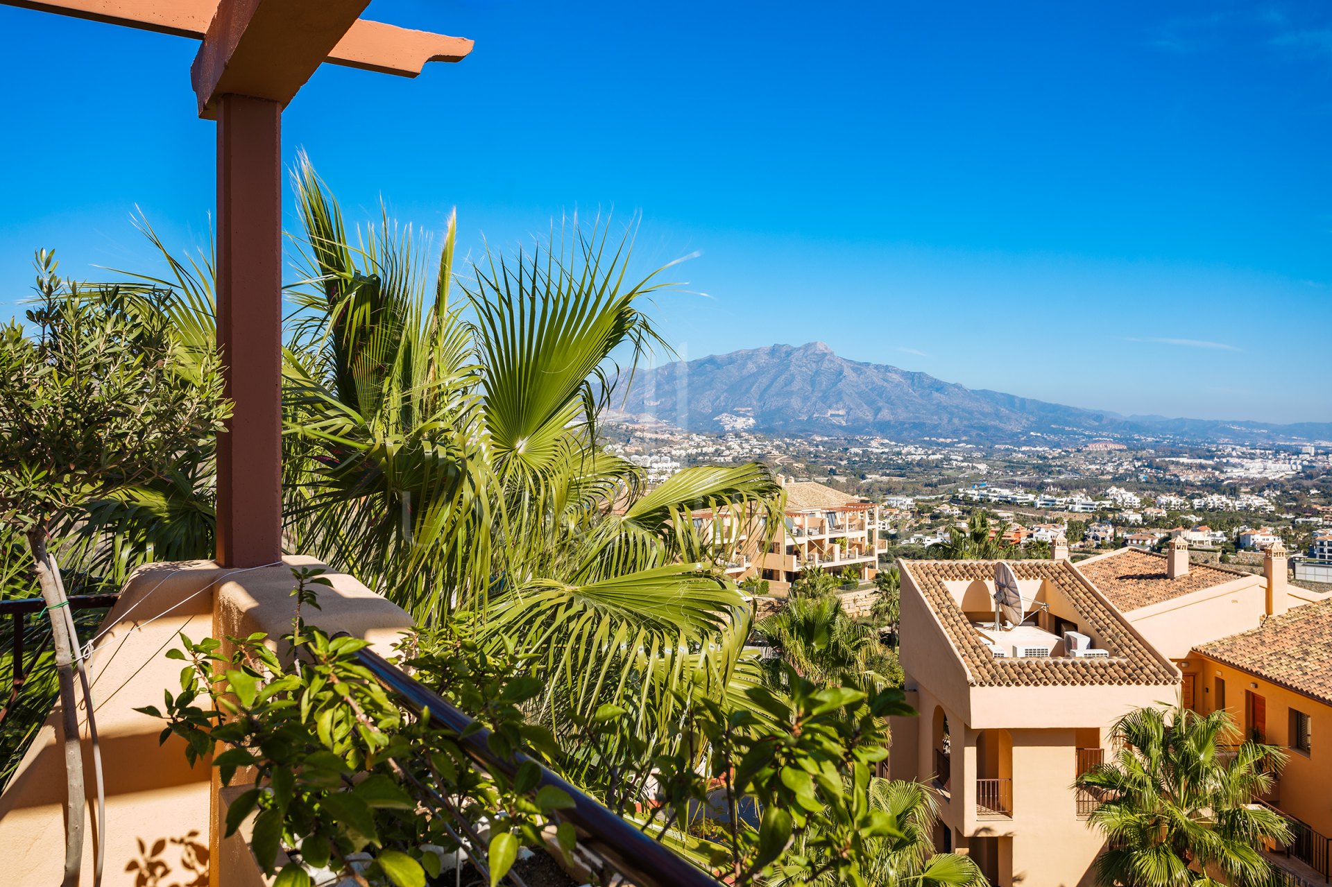 Spectacular one level penthouse with panoramic sea views in Hacienda del Señorío de Cifuentes, Benahavís