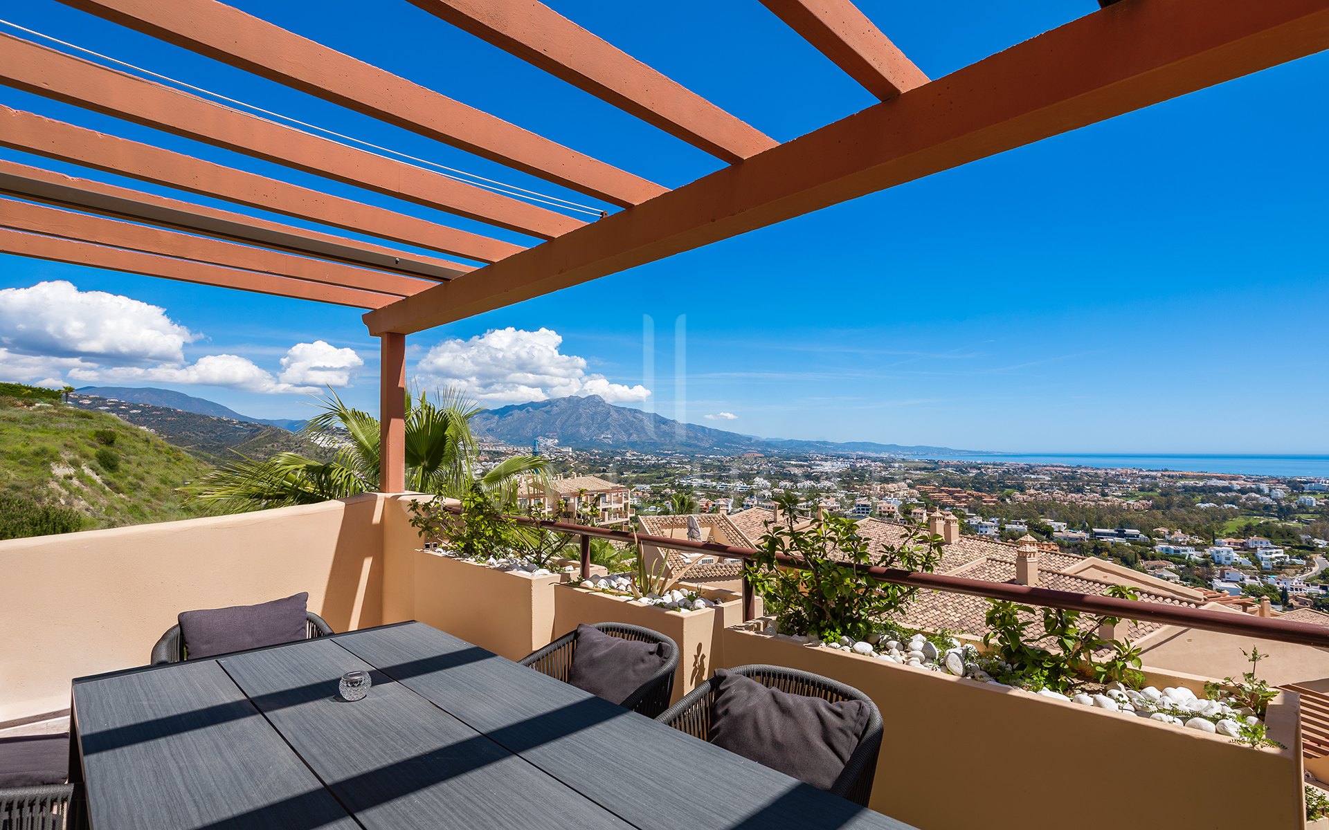 Spectacular one level penthouse with panoramic sea views in Hacienda del Señorío de Cifuentes, Benahavís