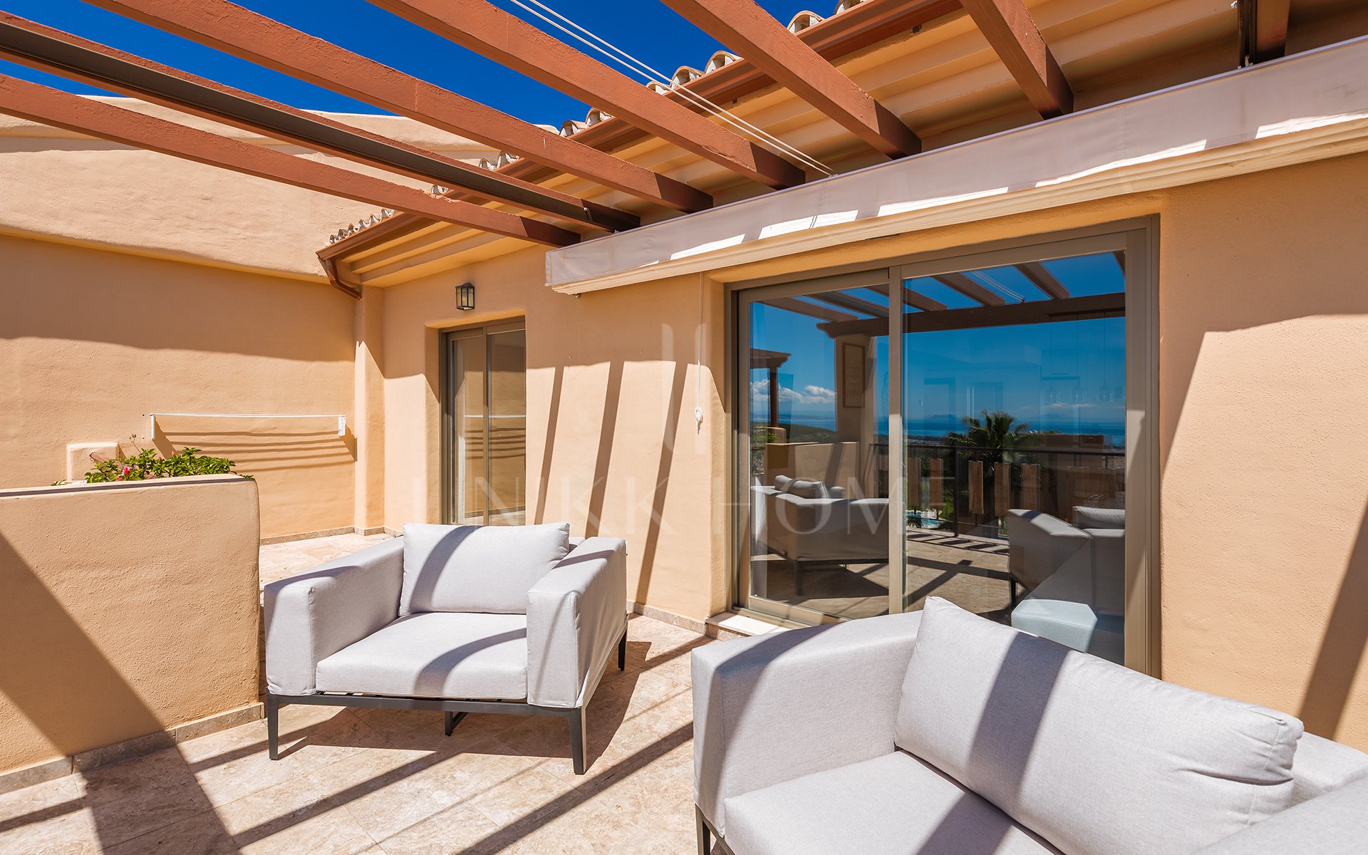 Spectacular one level penthouse with panoramic sea views in Hacienda del Señorío de Cifuentes, Benahavís