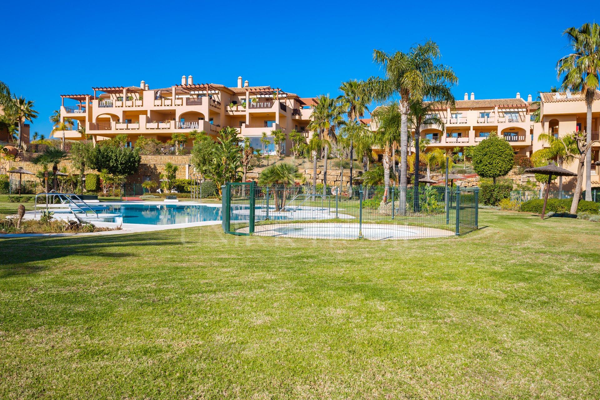 Spectacular one level penthouse with panoramic sea views in Hacienda del Señorío de Cifuentes, Benahavís