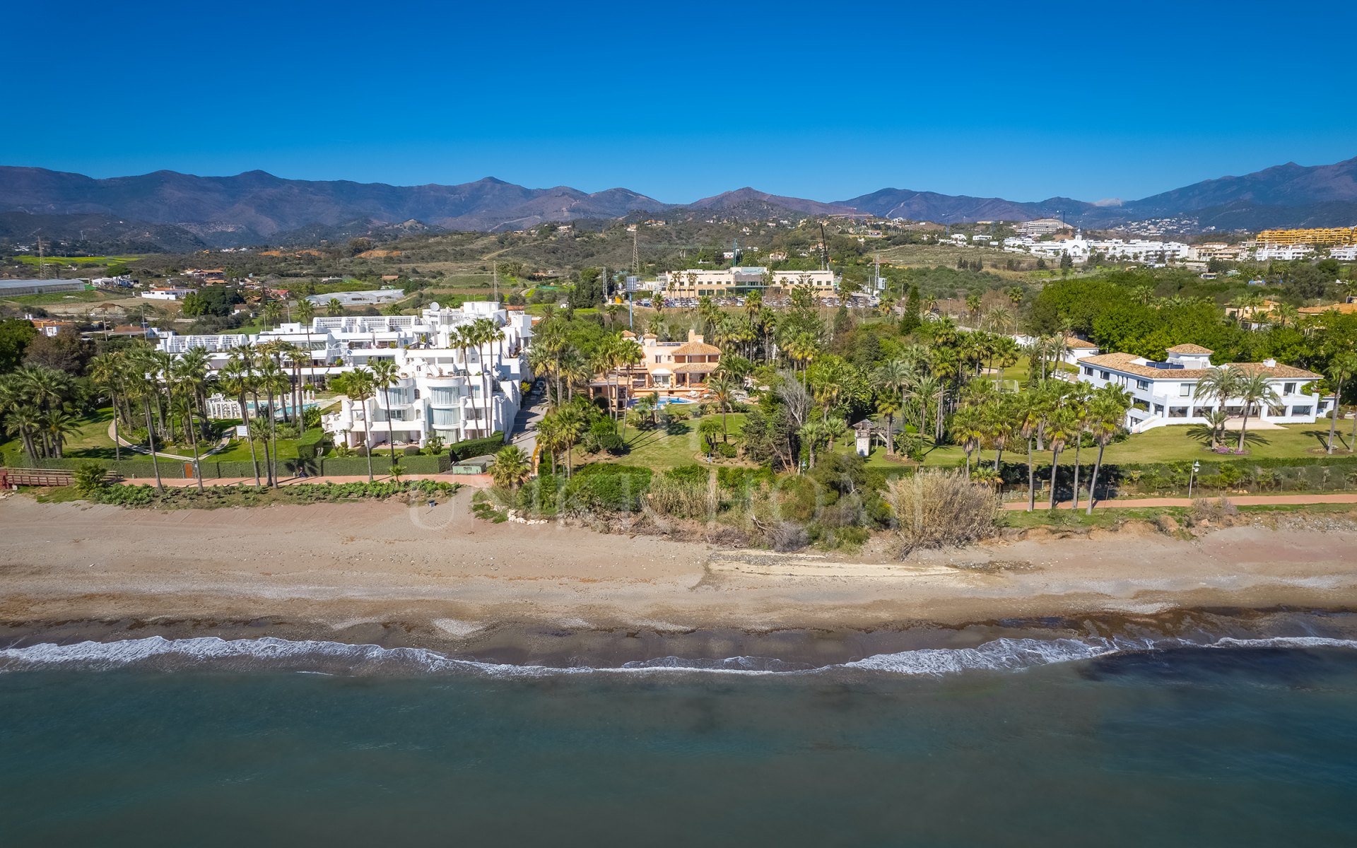 Villa en venta en Hacienda Beach, Estepona Este