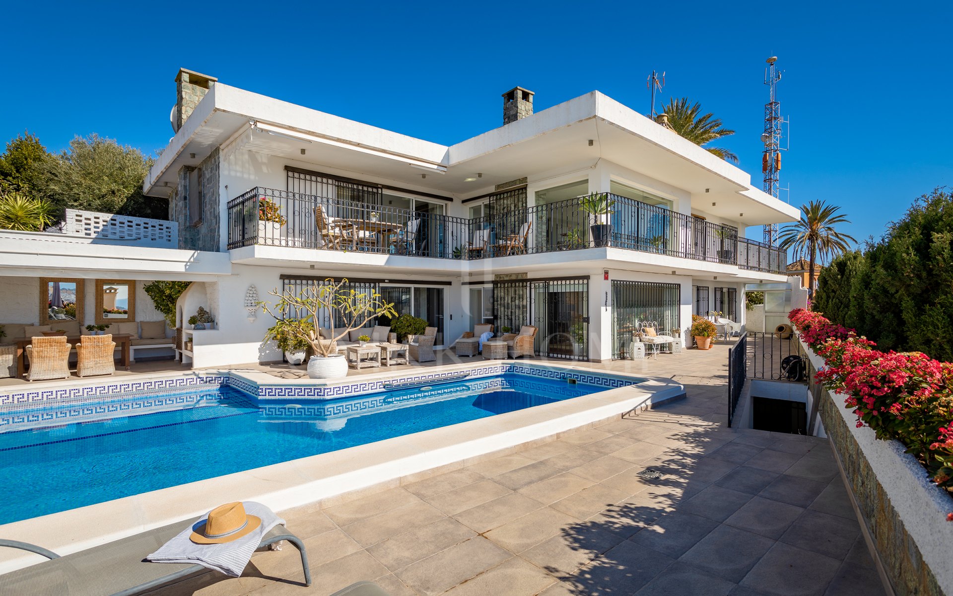 Fantástica villa con vistas panorámicas al mar a poca distancia de los servicios en Nueva Andalucía