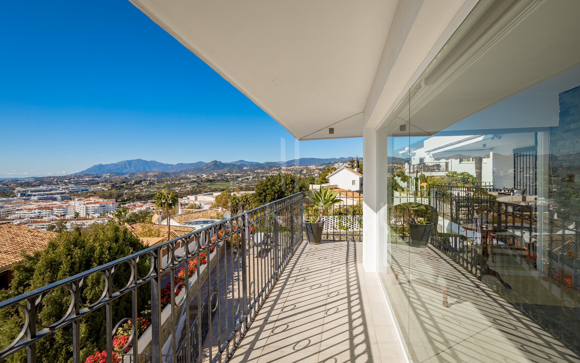 Fantástica villa con vistas panorámicas al mar a poca distancia de los servicios en Nueva Andalucía