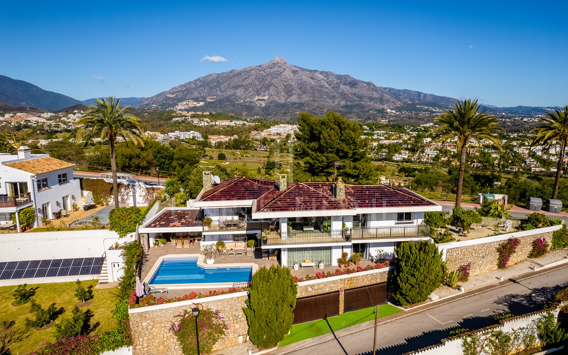 Fantástica villa con vistas panorámicas al mar a poca distancia de los servicios en Nueva Andalucía
