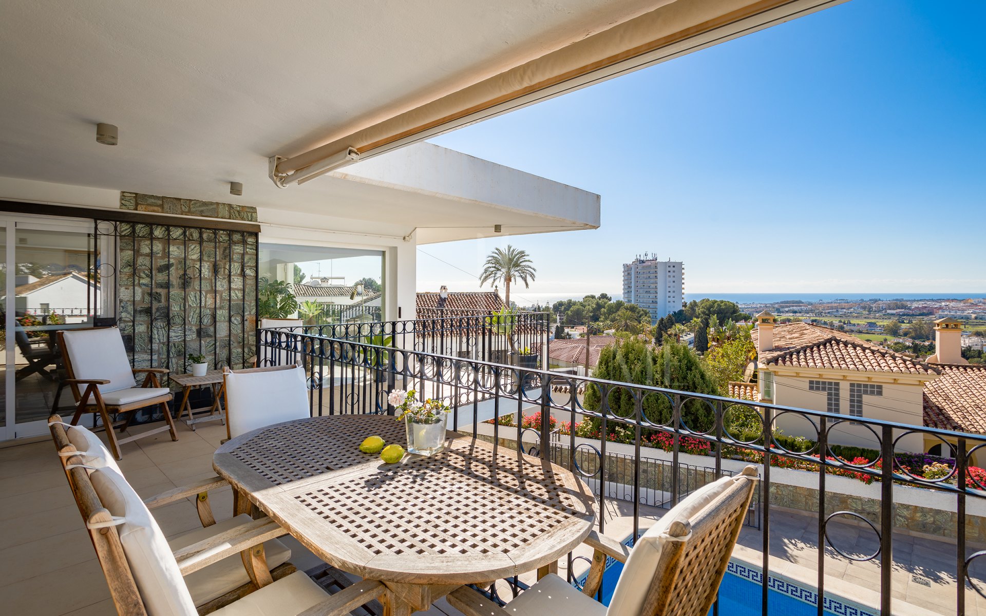 Fantástica villa con vistas panorámicas al mar a poca distancia de los servicios en Nueva Andalucía