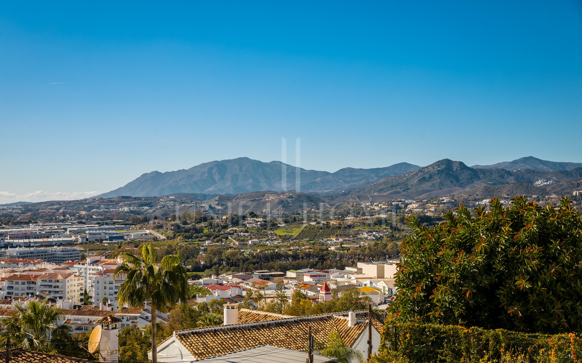 Fantástica villa con vistas panorámicas al mar a poca distancia de los servicios en Nueva Andalucía