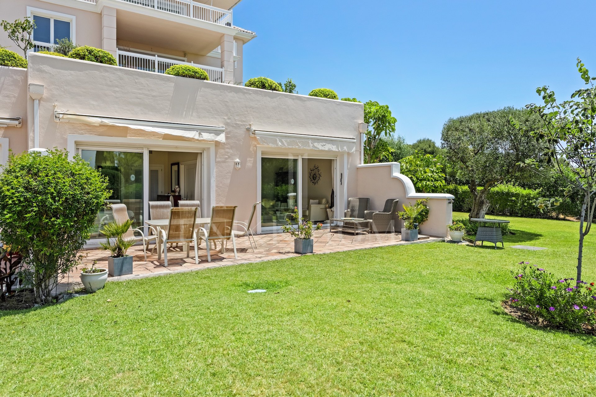 Amplio apartamento en esquina con aire de finca privada dentro de la urbanización El Lago de Los Flamingos.