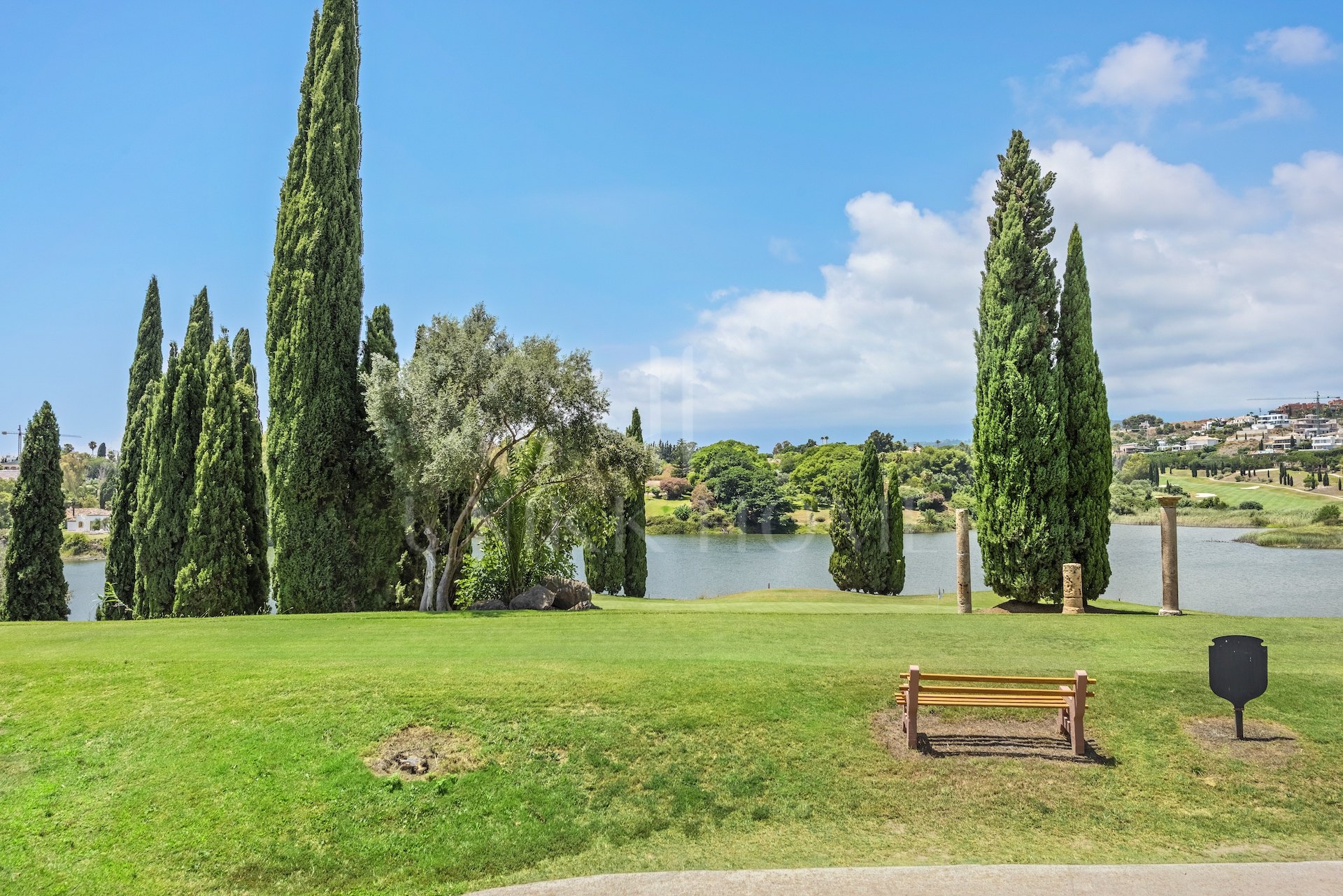 Amplio apartamento en esquina con aire de finca privada dentro de la urbanización El Lago de Los Flamingos.