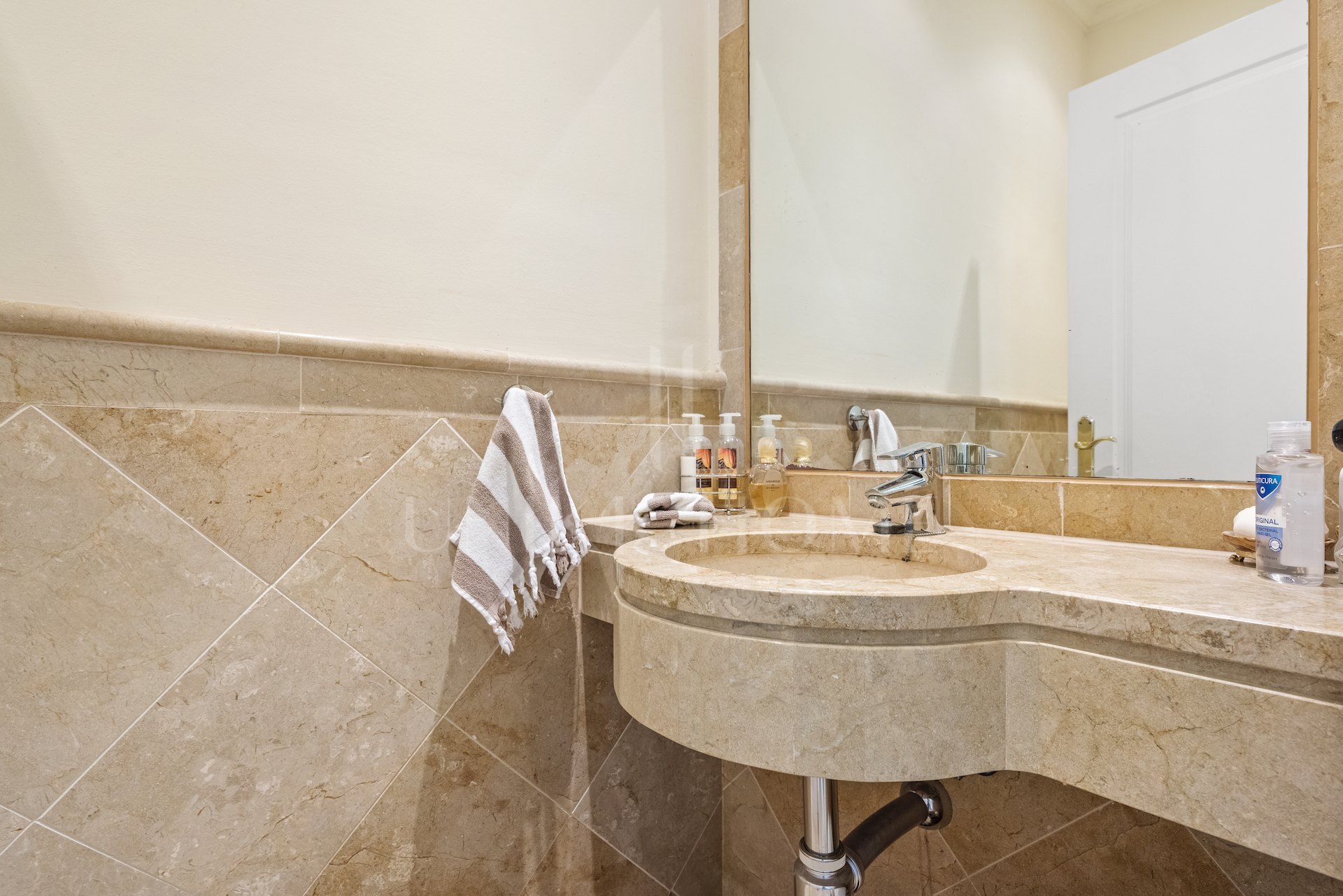 Amplio apartamento en esquina con aire de finca privada dentro de la urbanización El Lago de Los Flamingos.