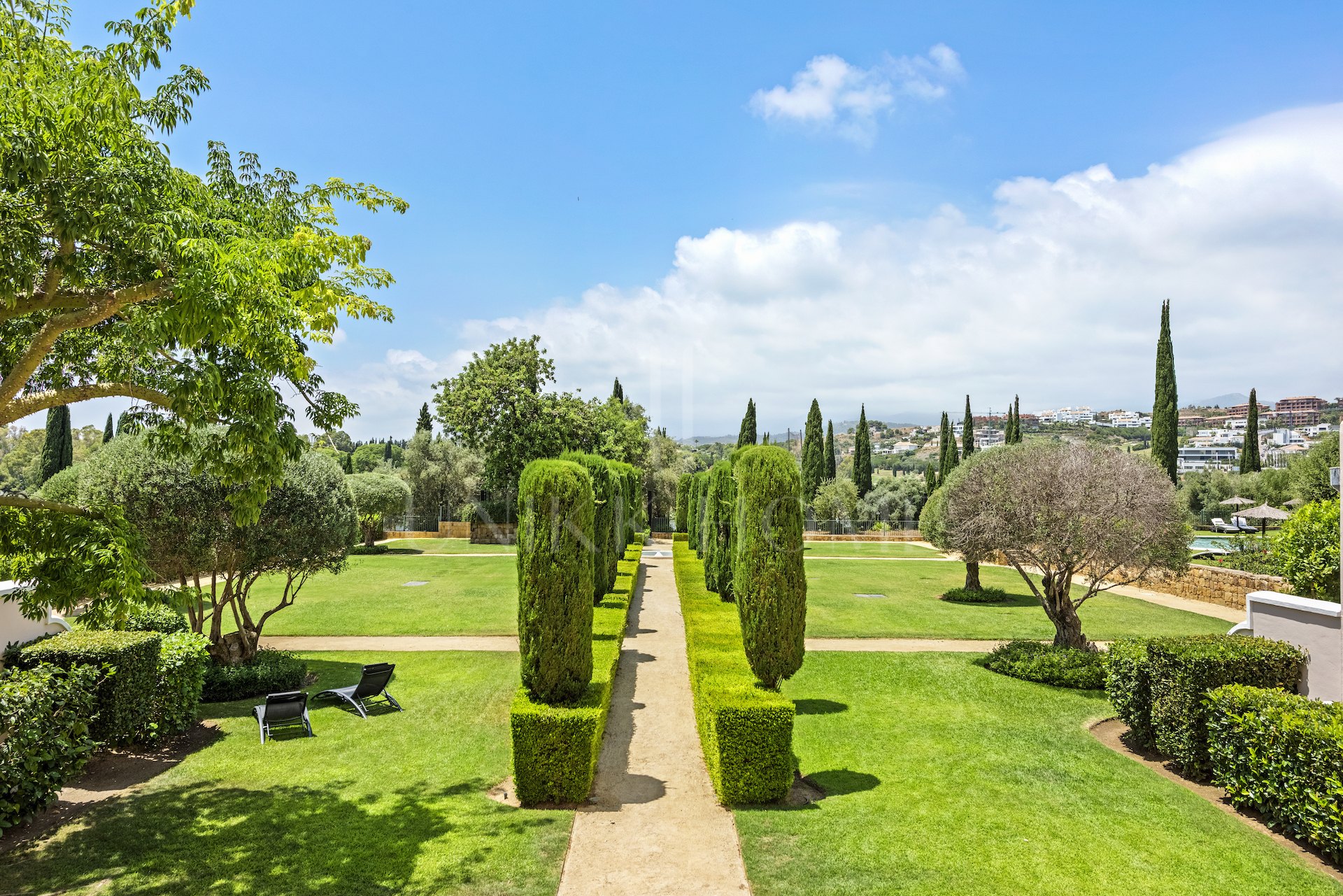 Amplio apartamento en esquina con aire de finca privada dentro de la urbanización El Lago de Los Flamingos.