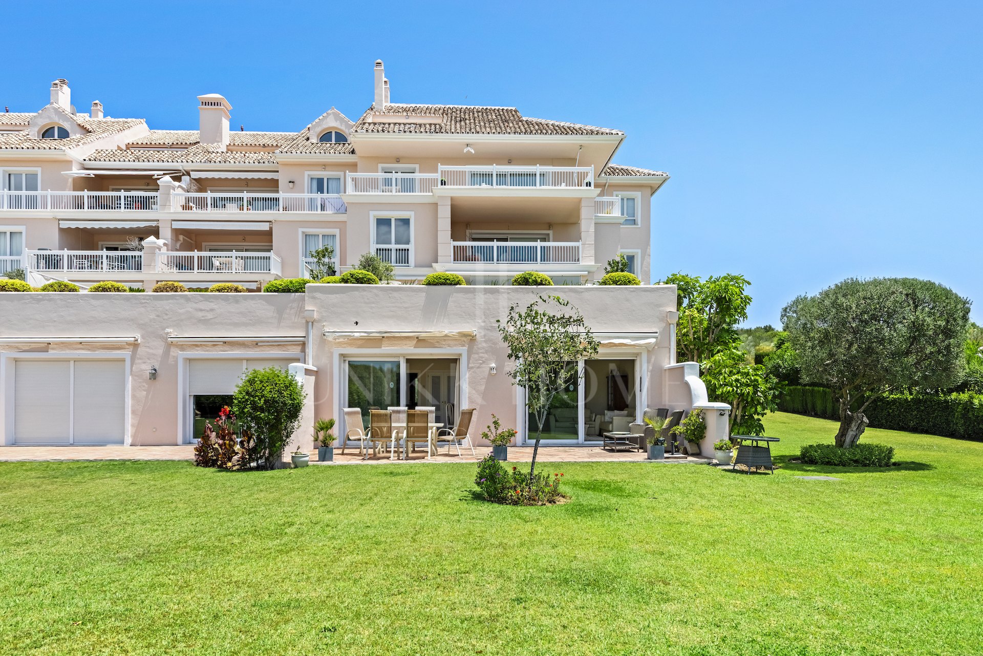 Amplio apartamento en esquina con aire de finca privada dentro de la urbanización El Lago de Los Flamingos.