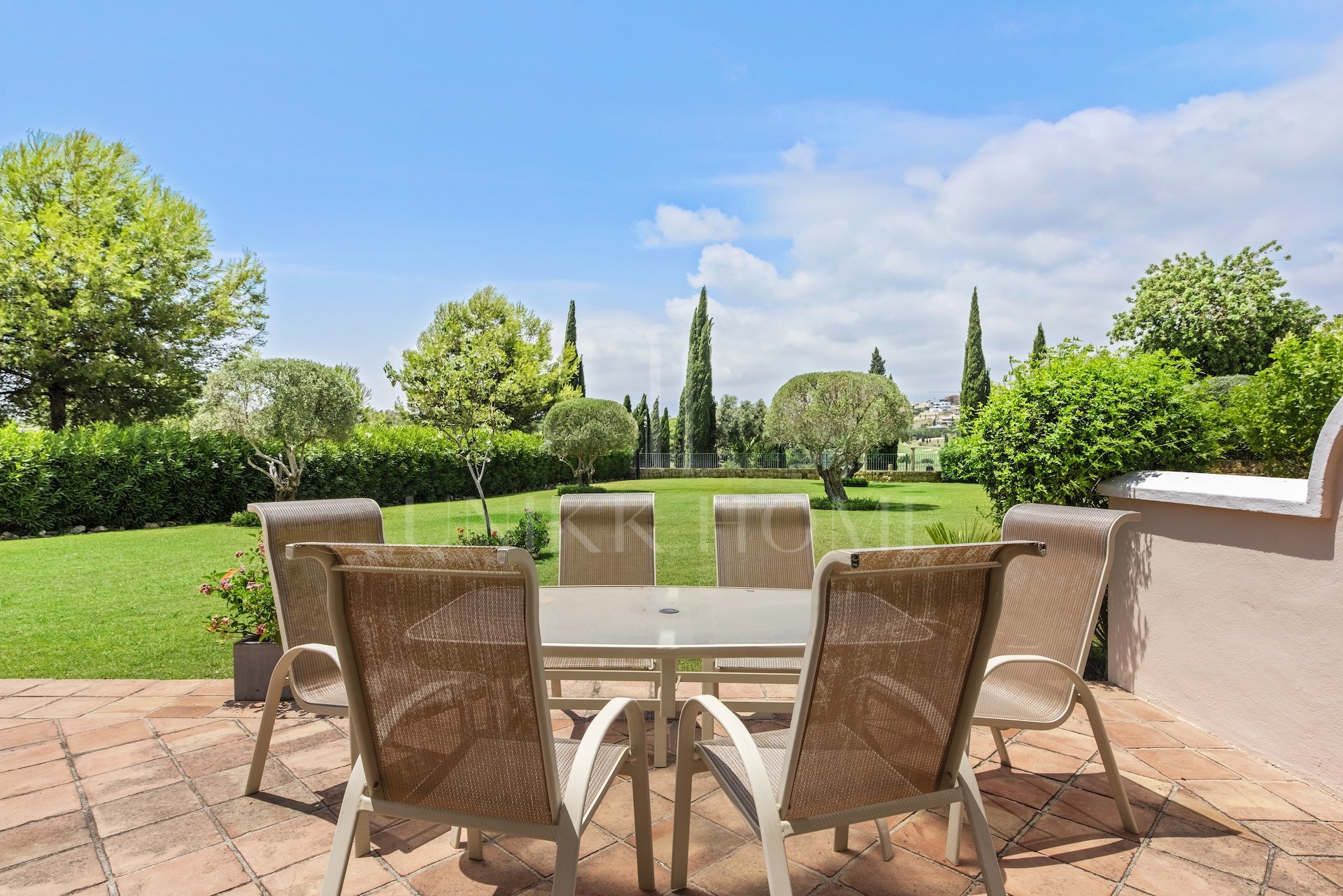 Amplio apartamento en esquina con aire de finca privada dentro de la urbanización El Lago de Los Flamingos.