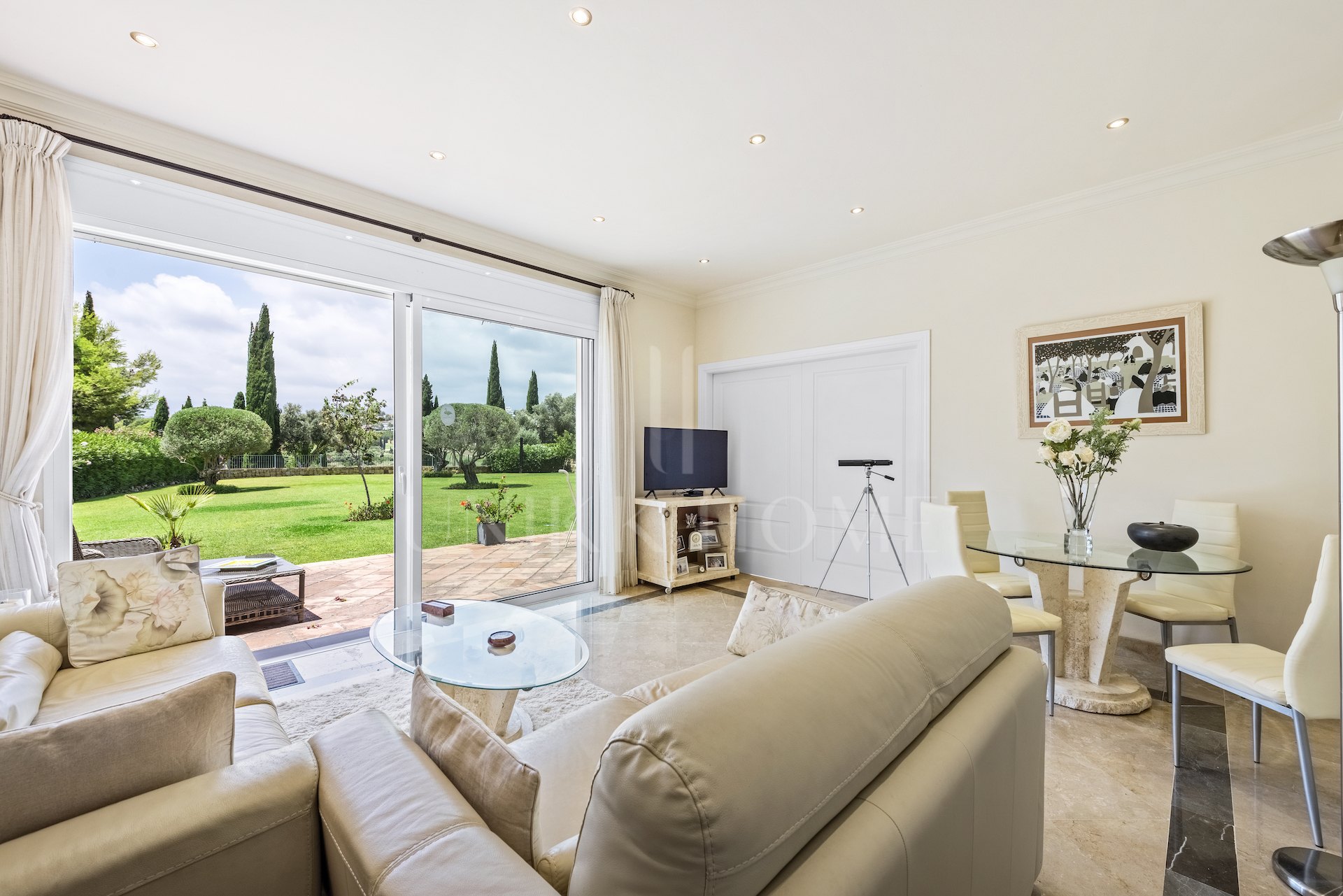 Amplio apartamento en esquina con aire de finca privada dentro de la urbanización El Lago de Los Flamingos.