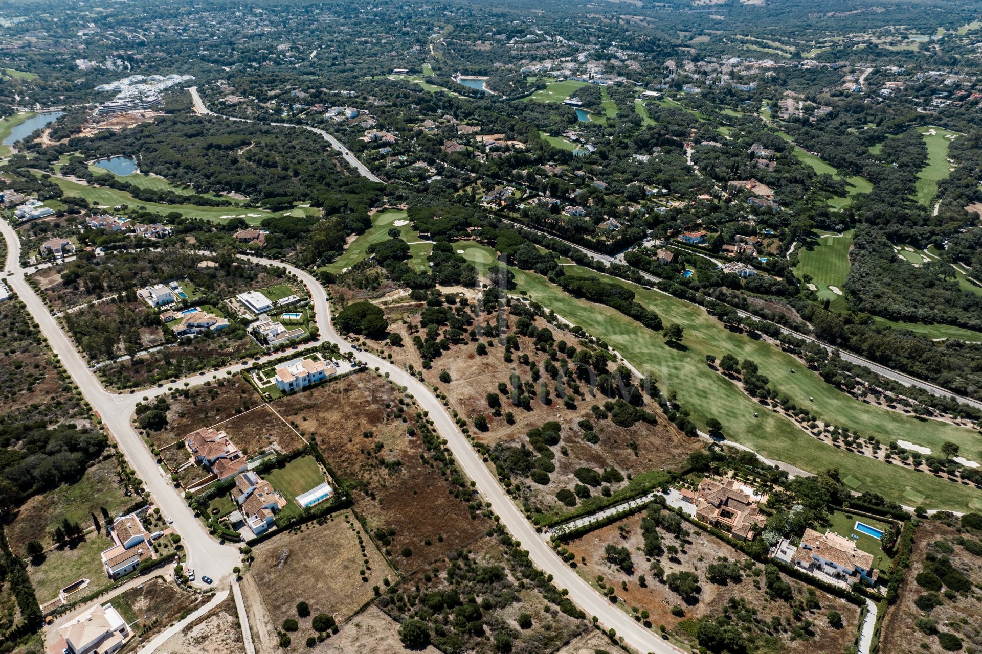 Parcela llana orientada al sur en una tranquila calle sin salida en La Reserva, una exclusiva zona residencial en Sotogrande
