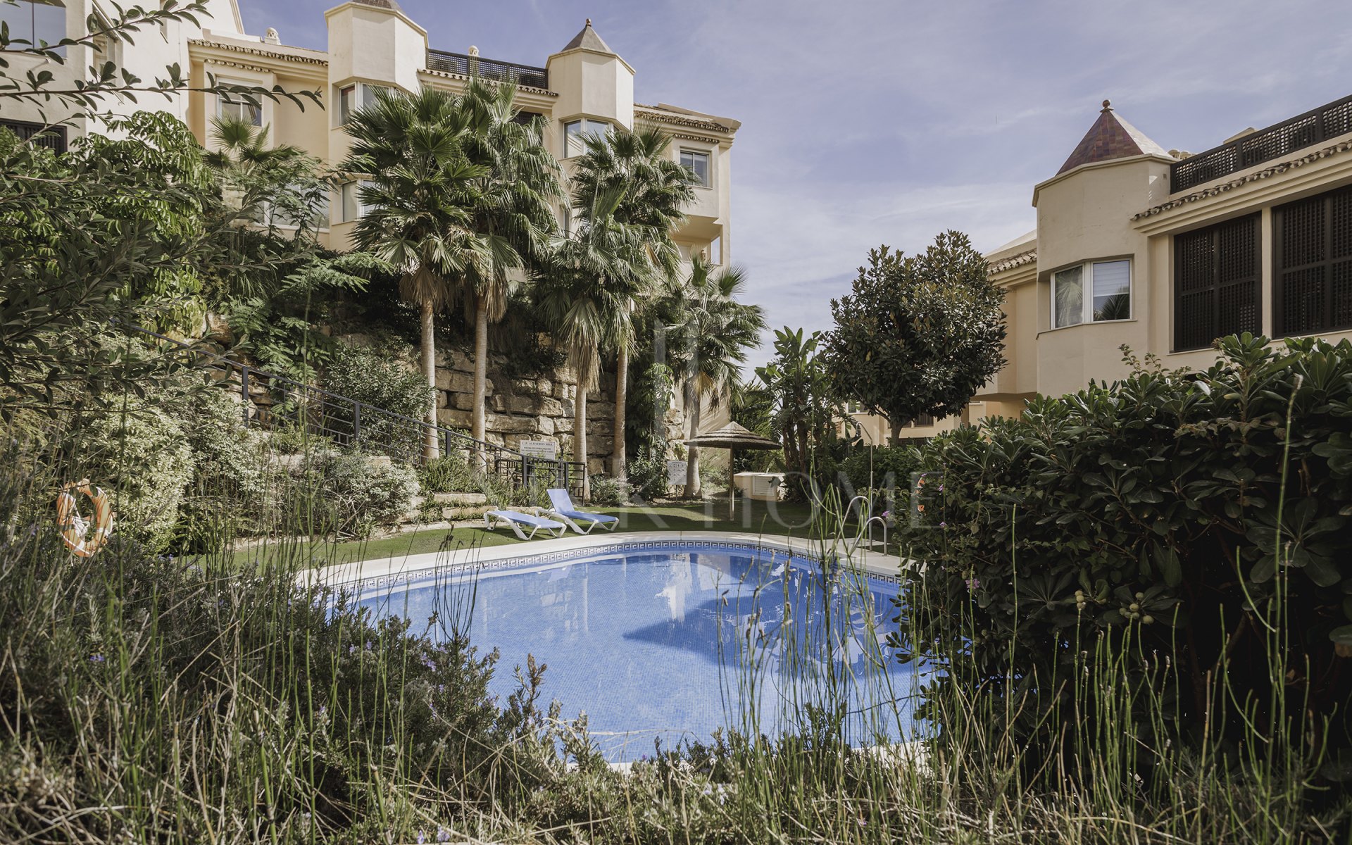 Amplio y luminoso apartamento en planta baja en Albatros Hills, Nueva Andalucia