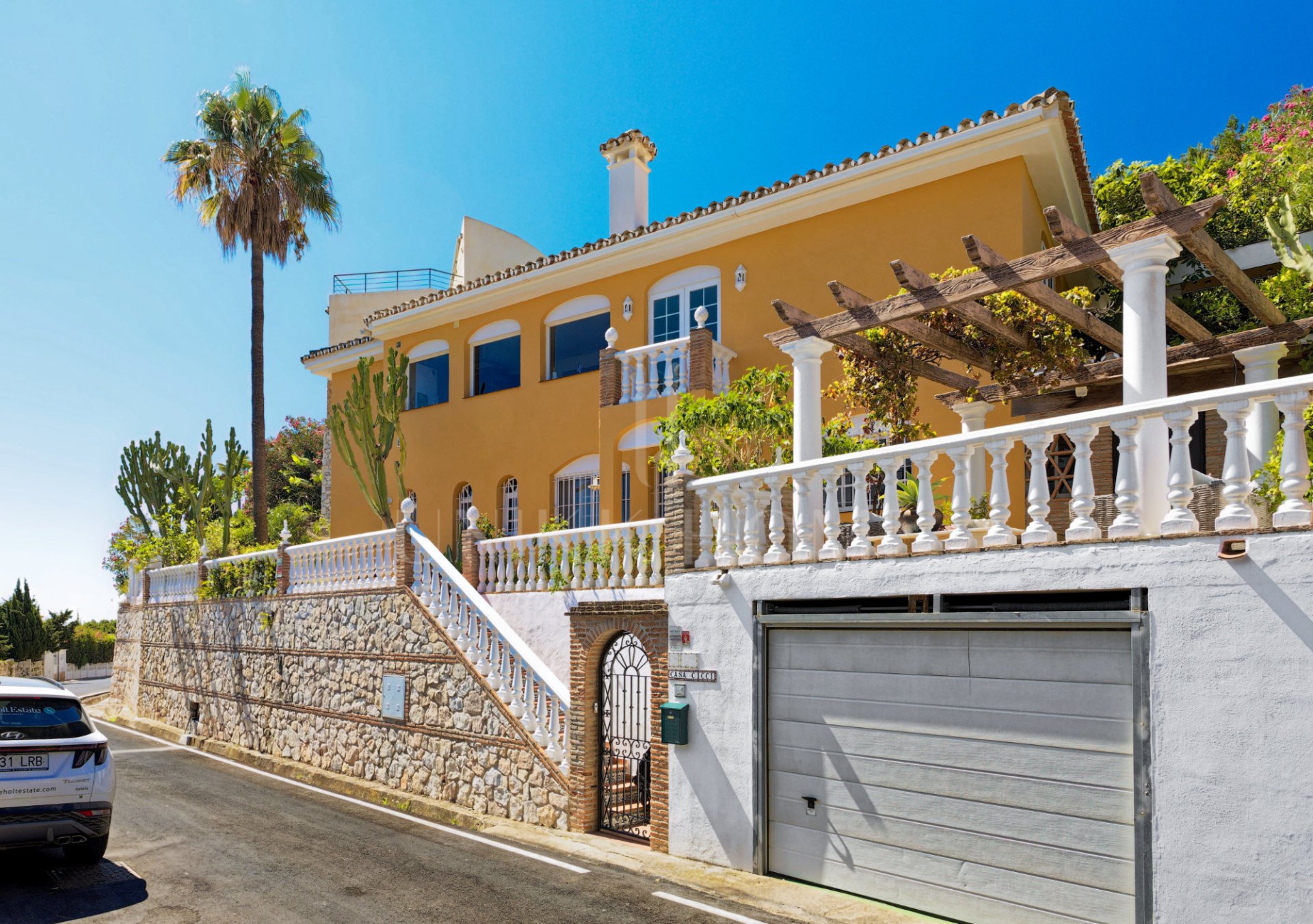 Lovely 5-bedroom villa with separate apartment in Torremuelle