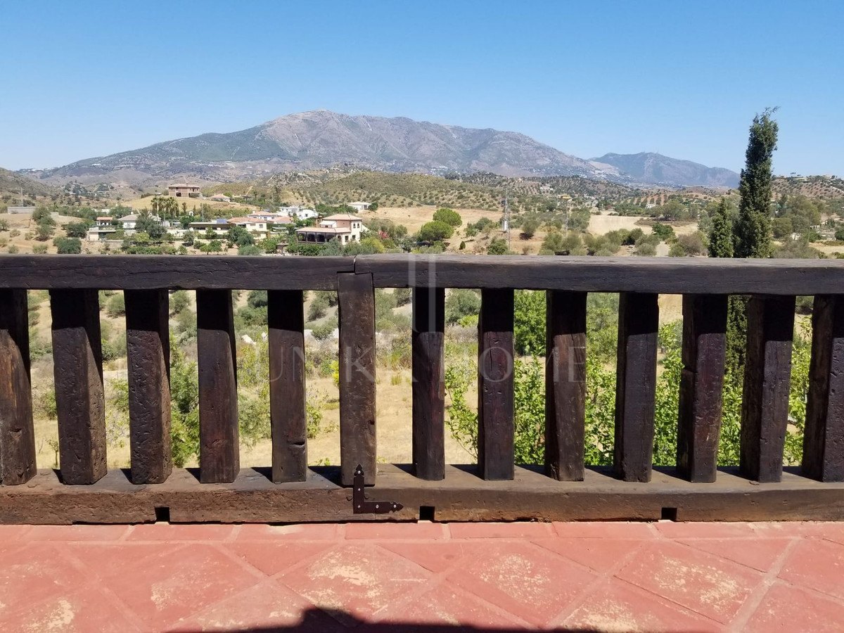 Stunning Finca with massive plot - Ideal for a Retreat in La Cala de Mijas Area