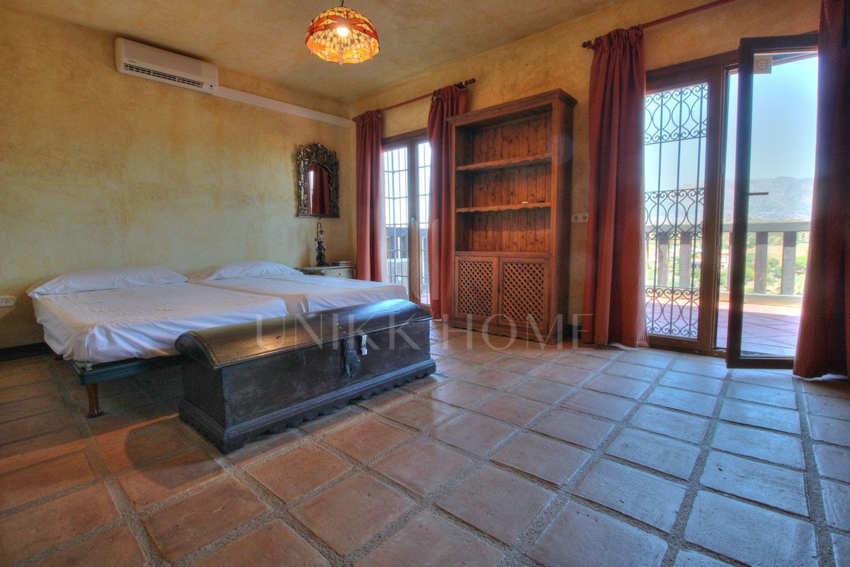 Stunning Finca with massive plot - Ideal for a Retreat in La Cala de Mijas Area