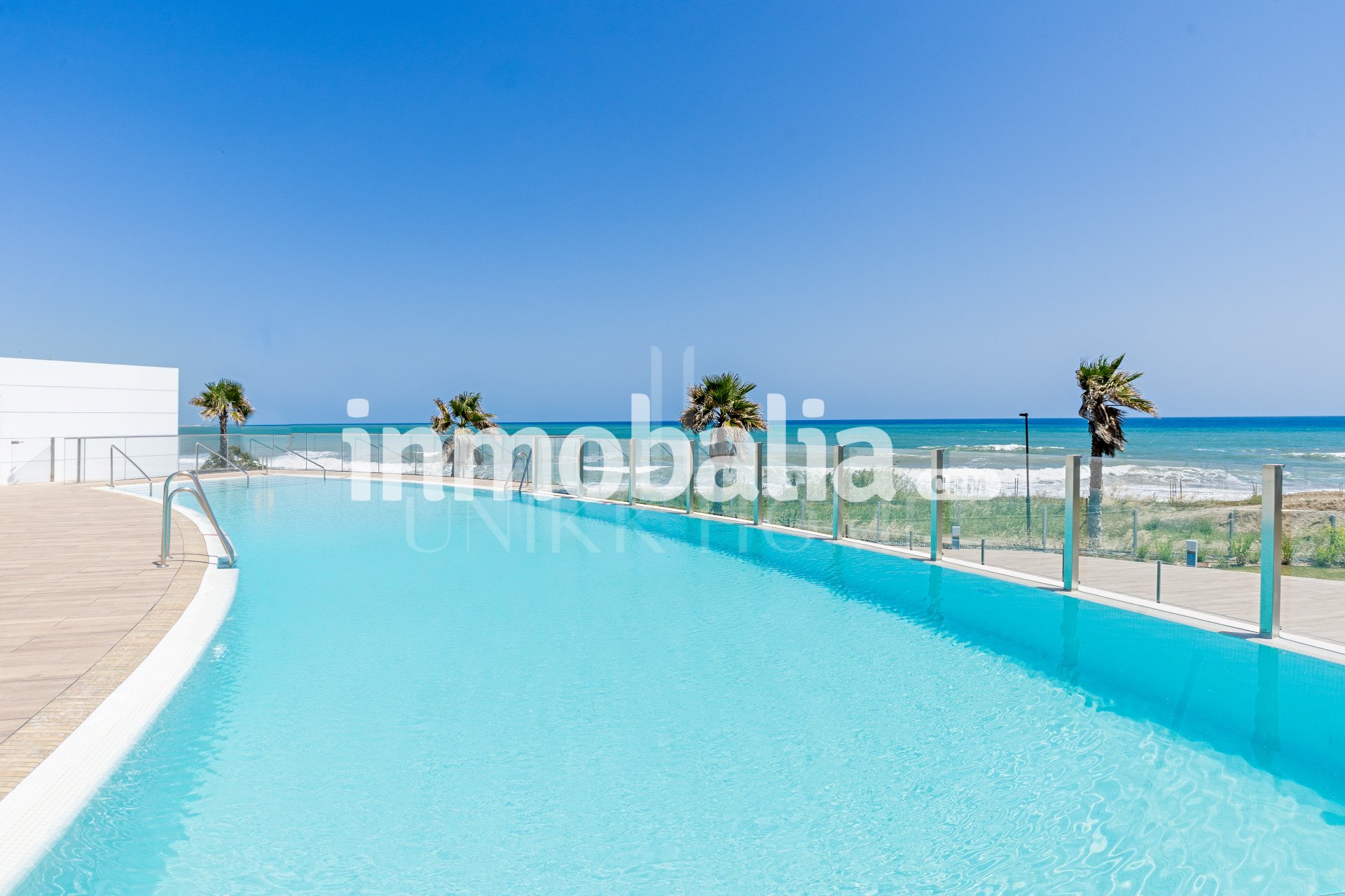 Lujoso apartamento frente a la playa con jardín privado