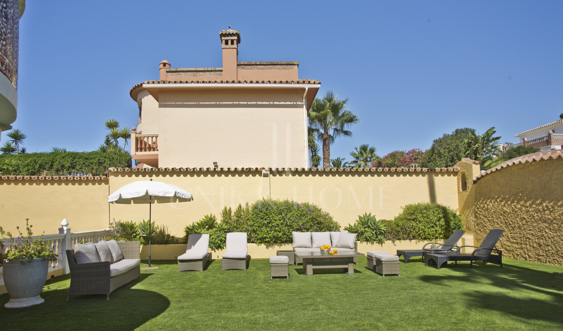 Villa familiar privada de 6 dormitorios en excelente ubicación, con gran piscina y fantásticas oportunidades de alquiler.