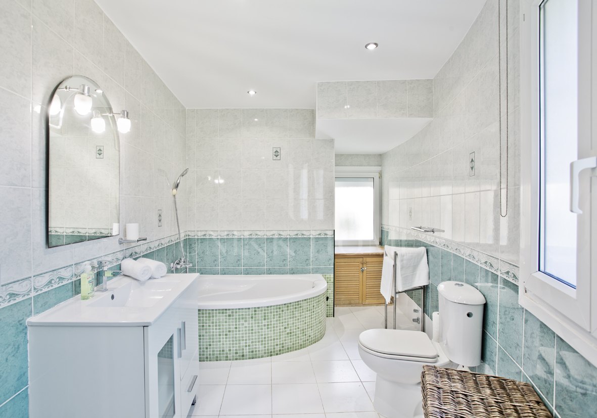 Villa familiar privada de 6 dormitorios en excelente ubicación, con gran piscina y fantásticas oportunidades de alquiler.