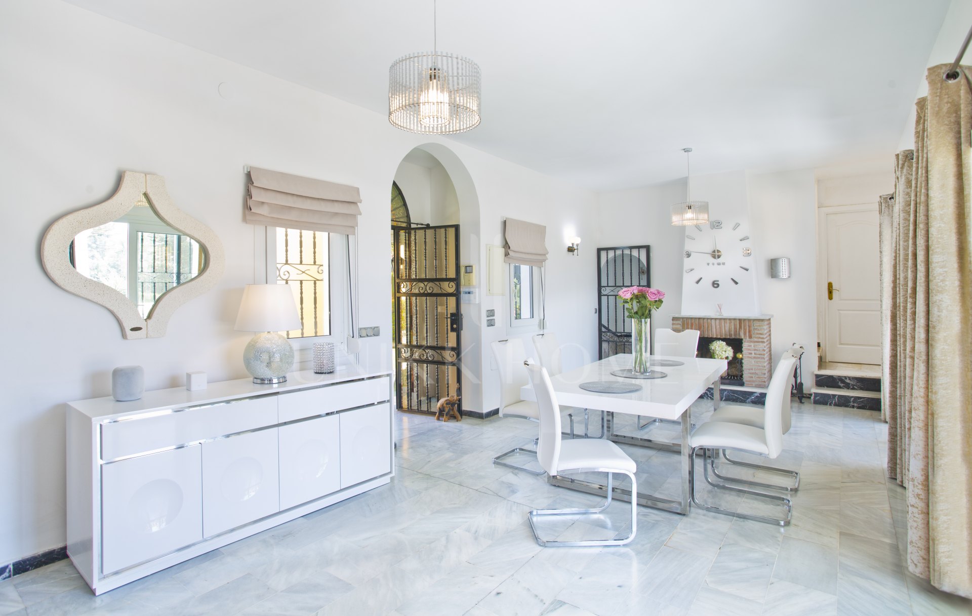 Villa familiar privada de 6 dormitorios en excelente ubicación, con gran piscina y fantásticas oportunidades de alquiler.