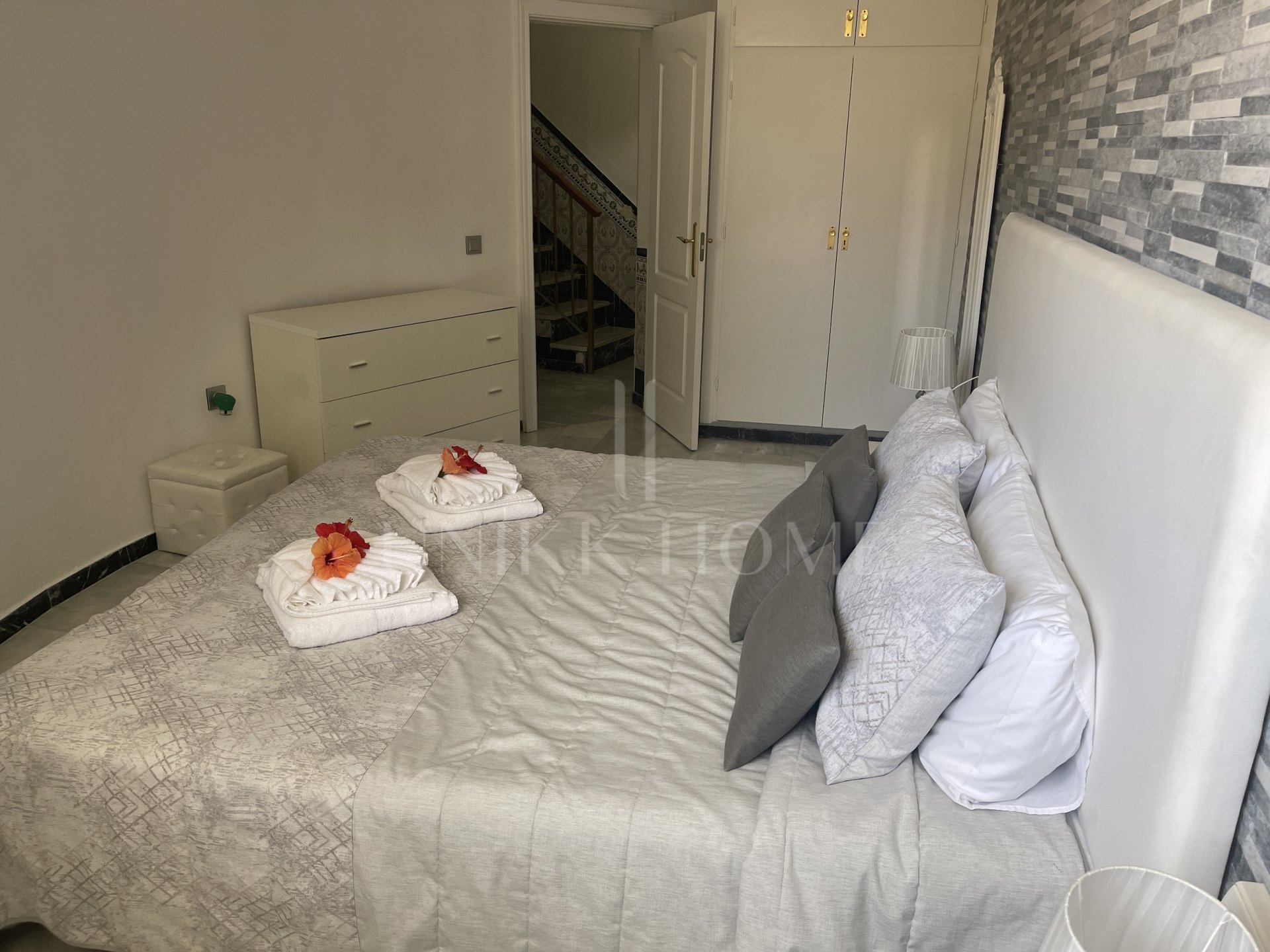 Villa familiar privada de 6 dormitorios en excelente ubicación, con gran piscina y fantásticas oportunidades de alquiler.