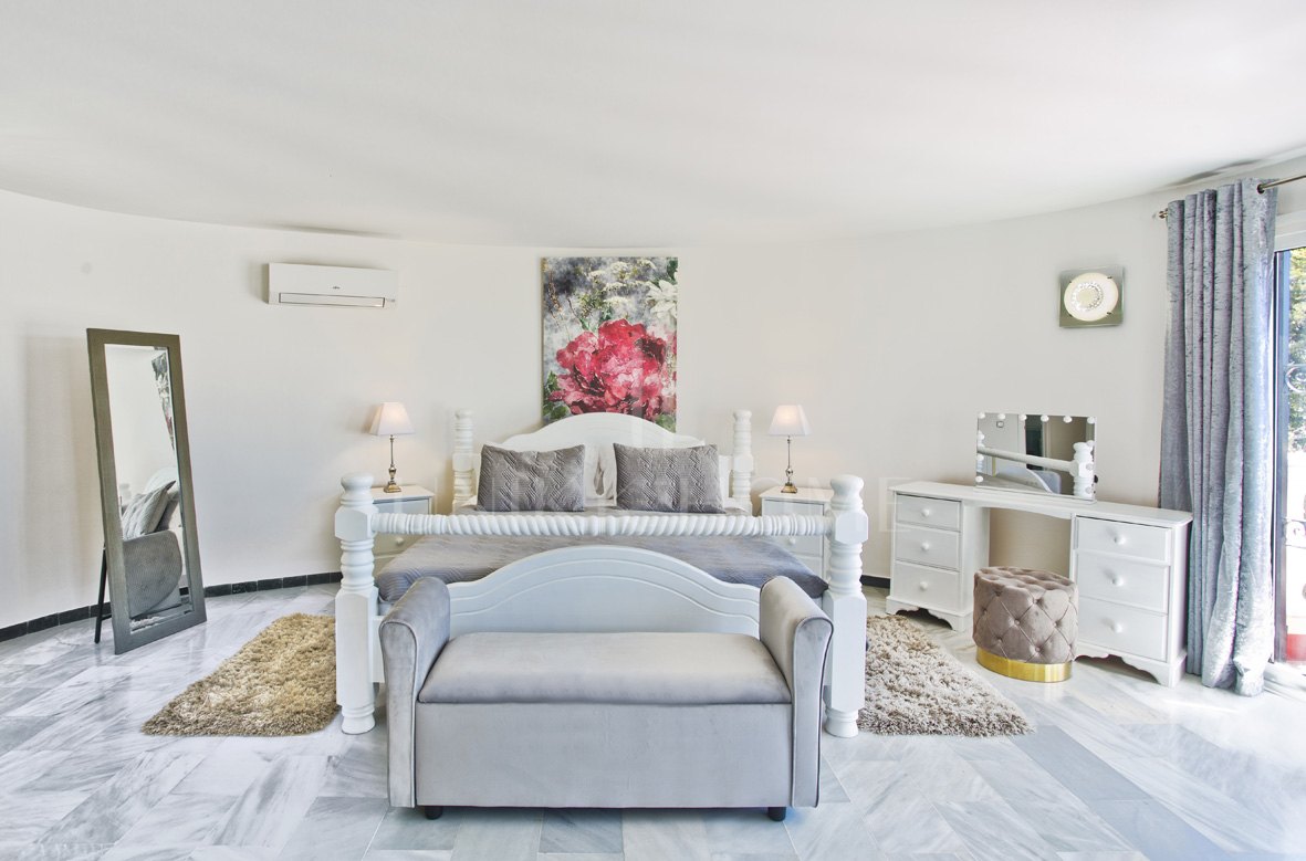 Villa familiar privada de 6 dormitorios en excelente ubicación, con gran piscina y fantásticas oportunidades de alquiler.