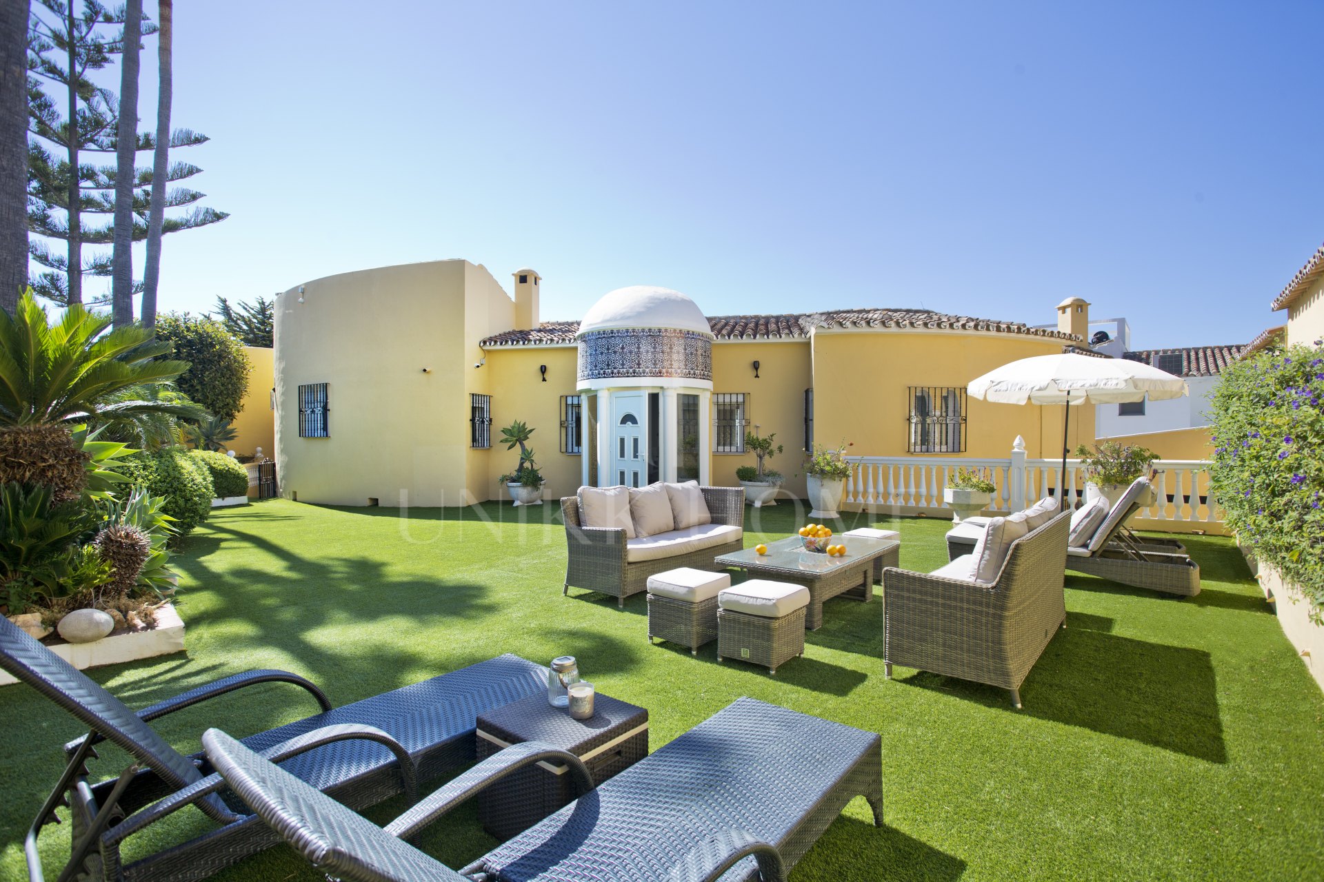 Villa familiar privada de 6 dormitorios en excelente ubicación, con gran piscina y fantásticas oportunidades de alquiler.