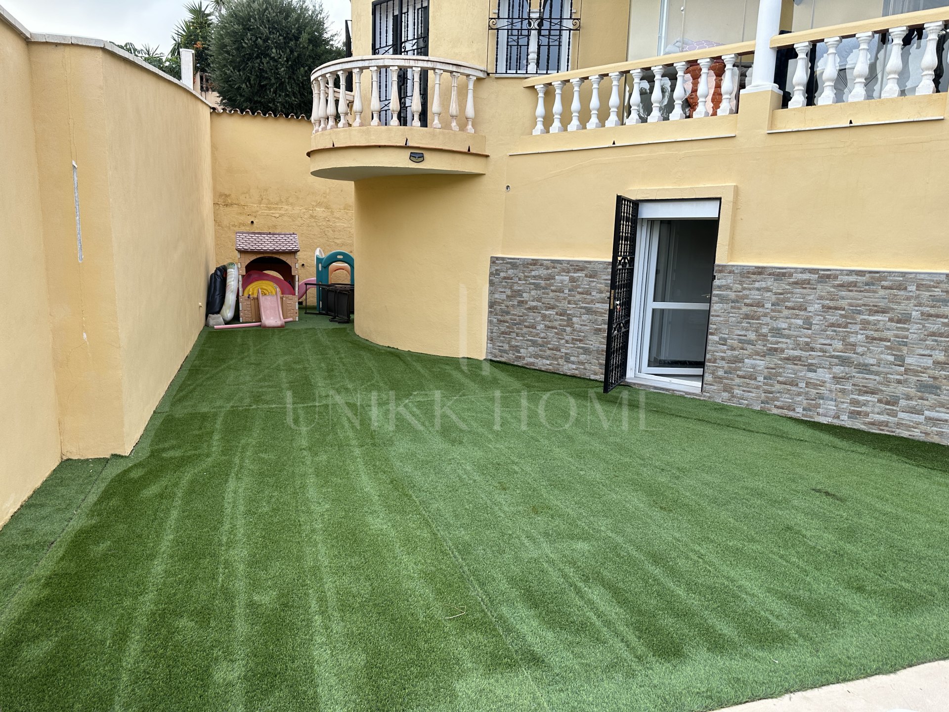 Villa familiar privada de 6 dormitorios en excelente ubicación, con gran piscina y fantásticas oportunidades de alquiler.