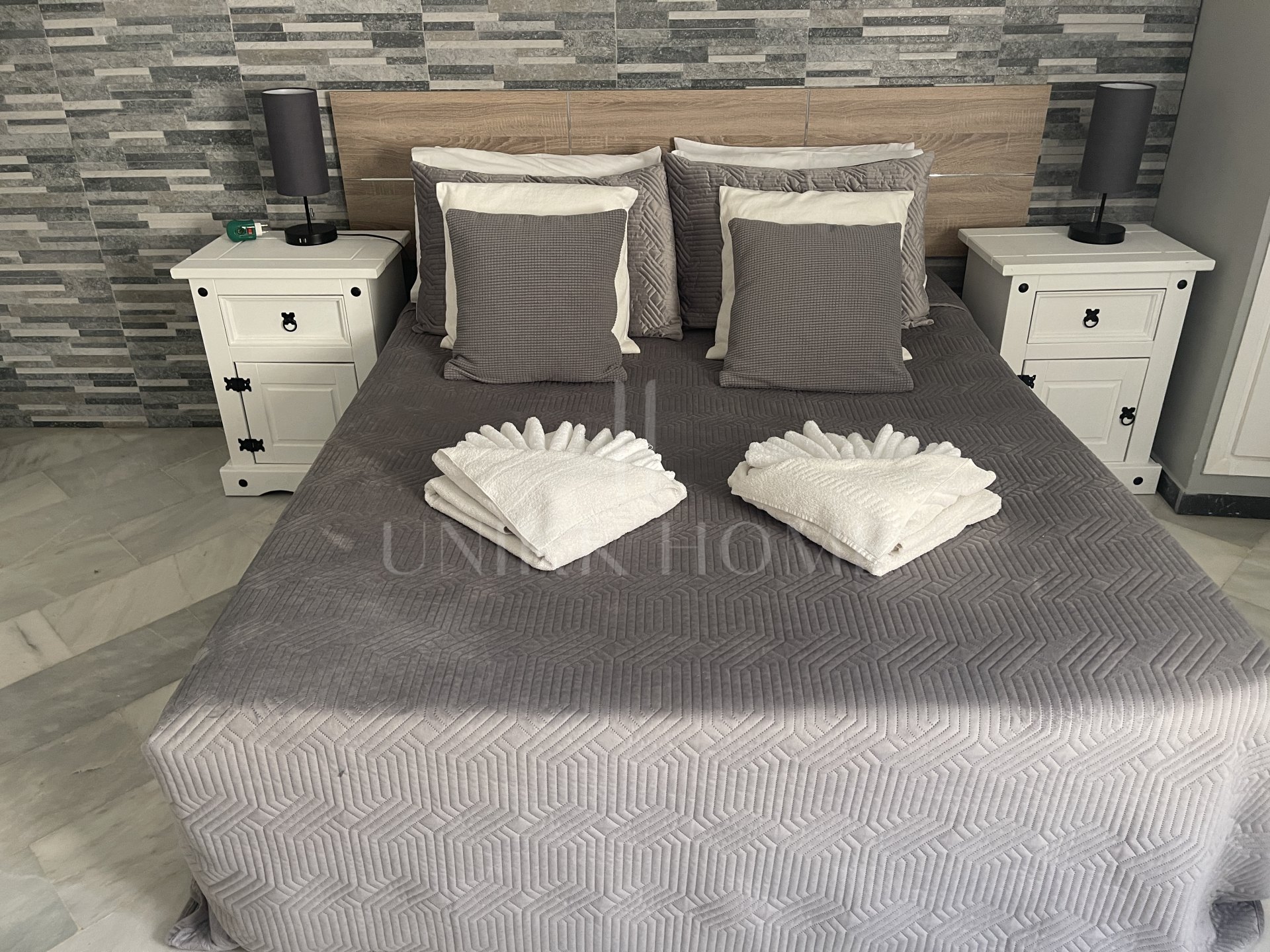 Villa familiar privada de 6 dormitorios en excelente ubicación, con gran piscina y fantásticas oportunidades de alquiler.