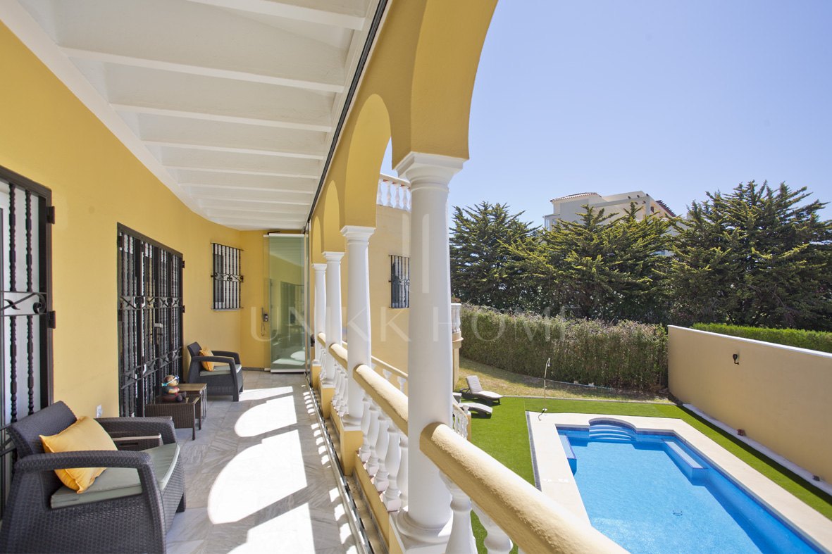Villa familiar privada de 6 dormitorios en excelente ubicación, con gran piscina y fantásticas oportunidades de alquiler.