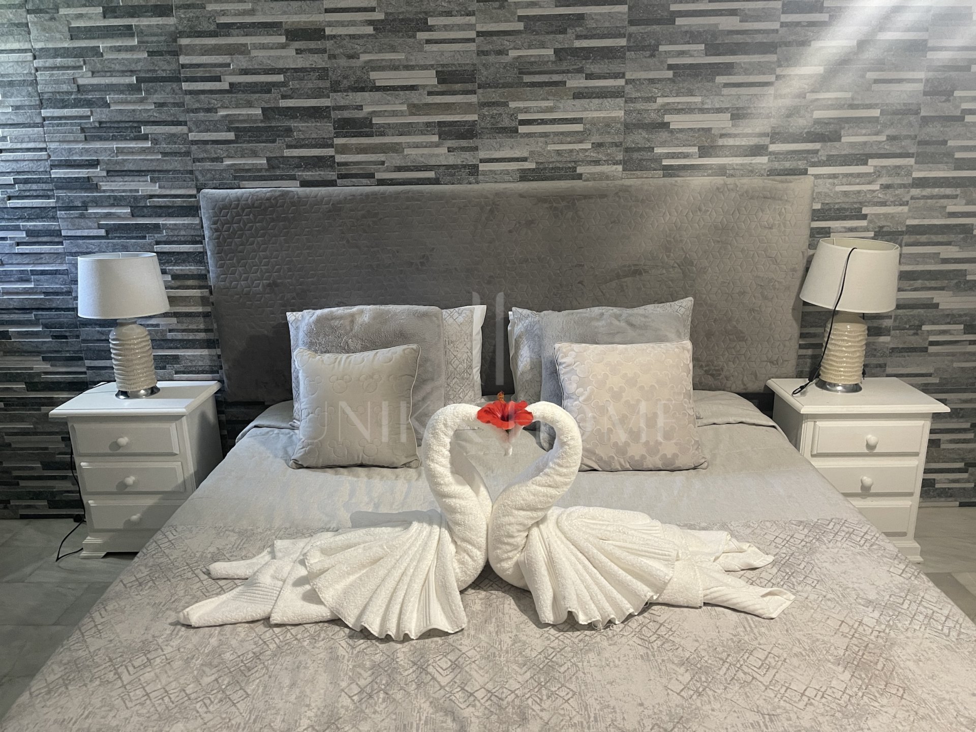 Villa familiar privada de 6 dormitorios en excelente ubicación, con gran piscina y fantásticas oportunidades de alquiler.