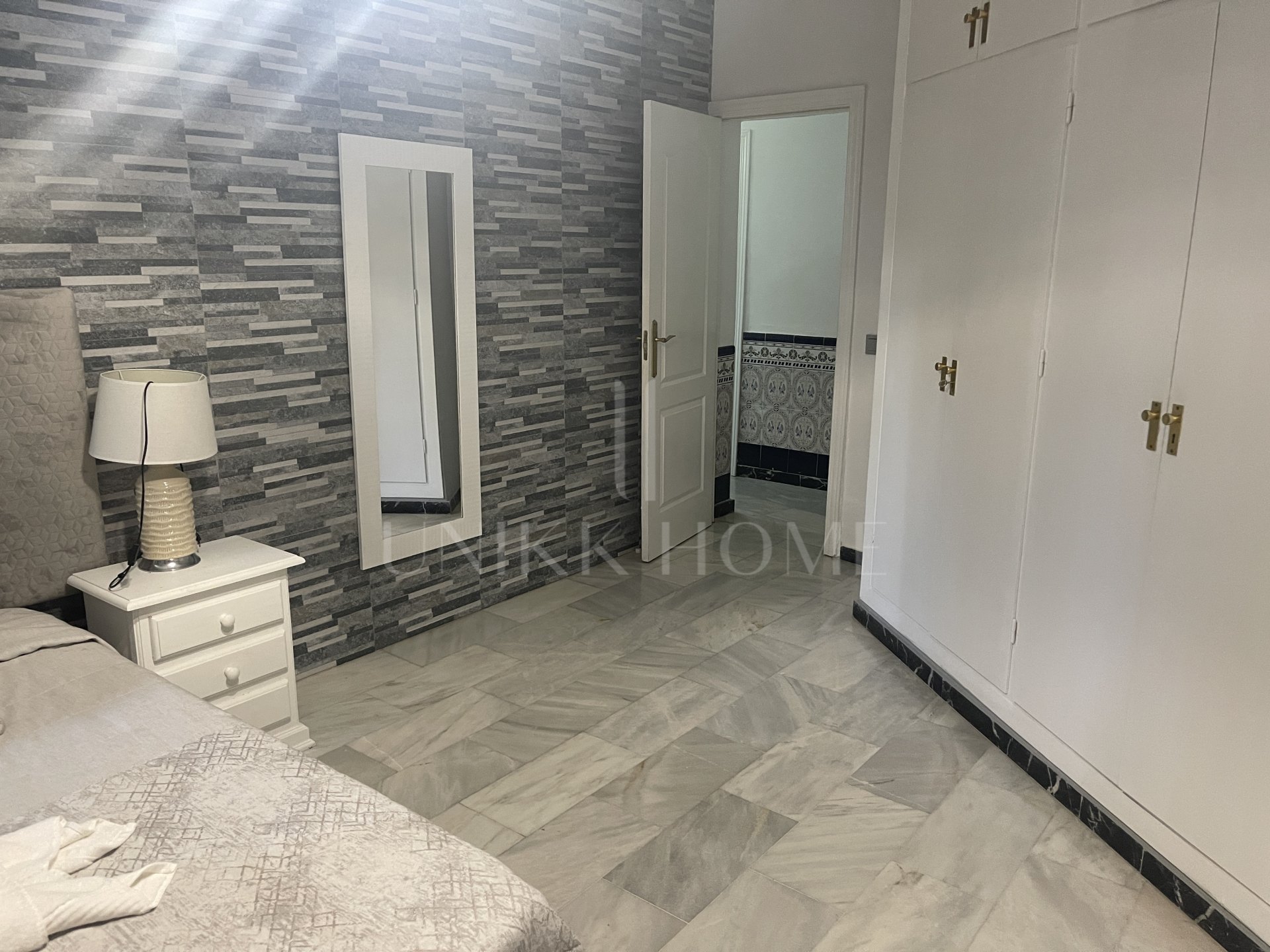 Villa familiar privada de 6 dormitorios en excelente ubicación, con gran piscina y fantásticas oportunidades de alquiler.