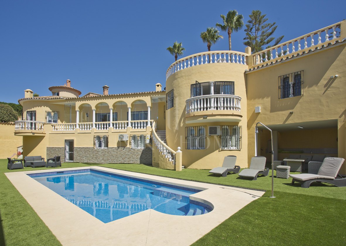 Villa familiar privada de 6 dormitorios en excelente ubicación, con gran piscina y fantásticas oportunidades de alquiler.