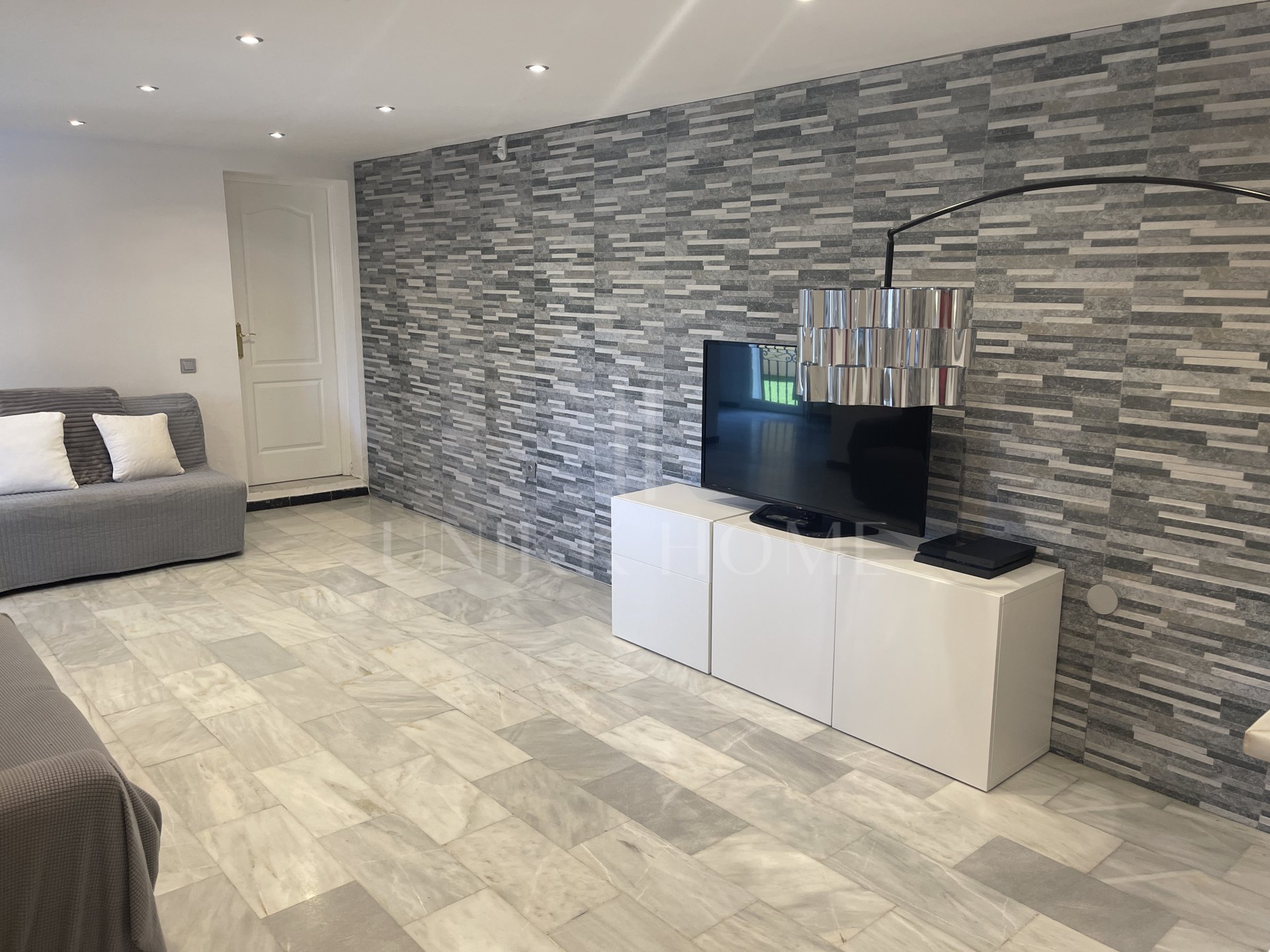 Villa familiar privada de 6 dormitorios en excelente ubicación, con gran piscina y fantásticas oportunidades de alquiler.