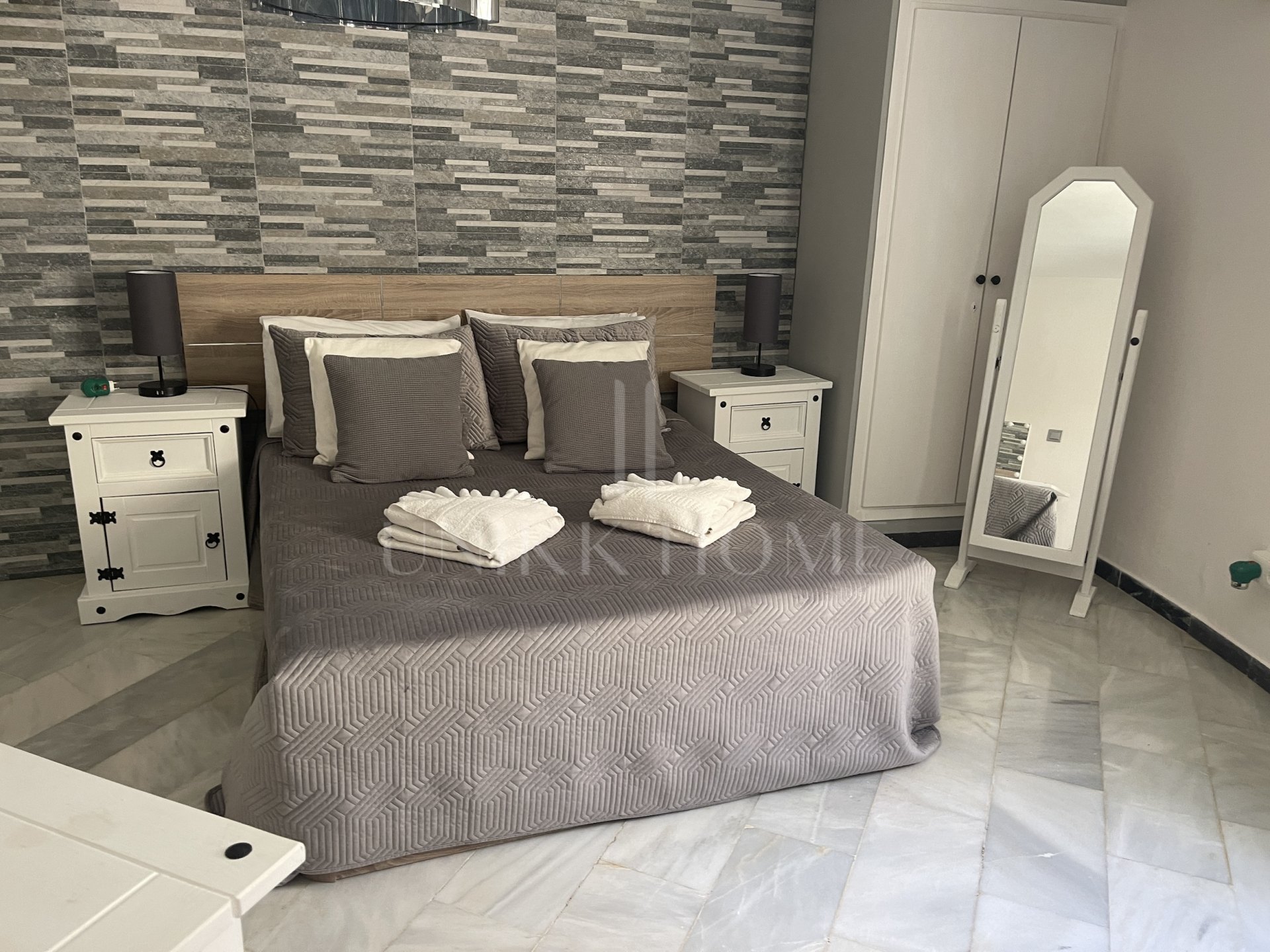 Villa familiar privada de 6 dormitorios en excelente ubicación, con gran piscina y fantásticas oportunidades de alquiler.