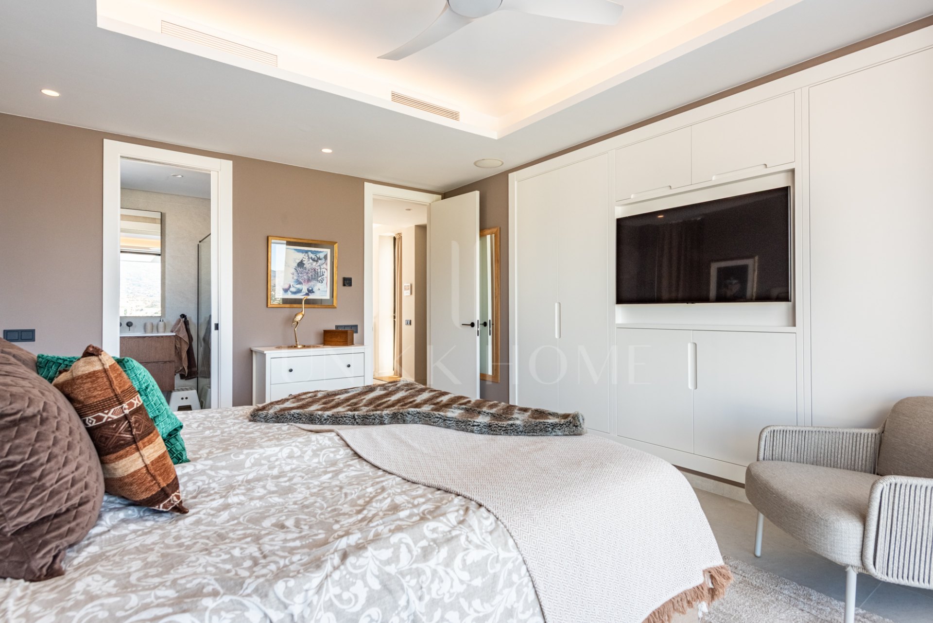 CONTEMPORARY LUXURY VILLA WITH PANORAMIC VIEWS – BUILT 2024