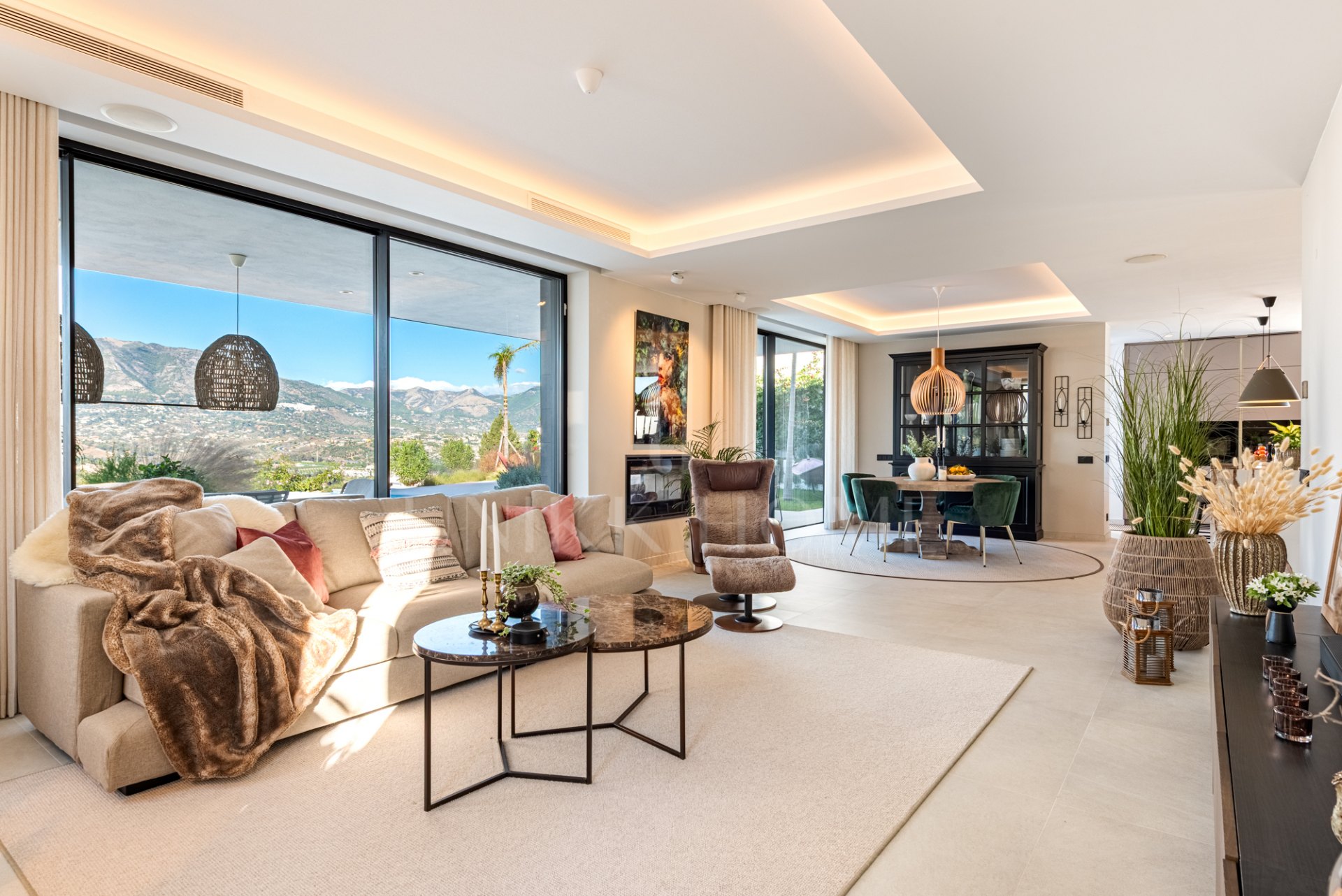 CONTEMPORARY LUXURY VILLA WITH PANORAMIC VIEWS – BUILT 2024