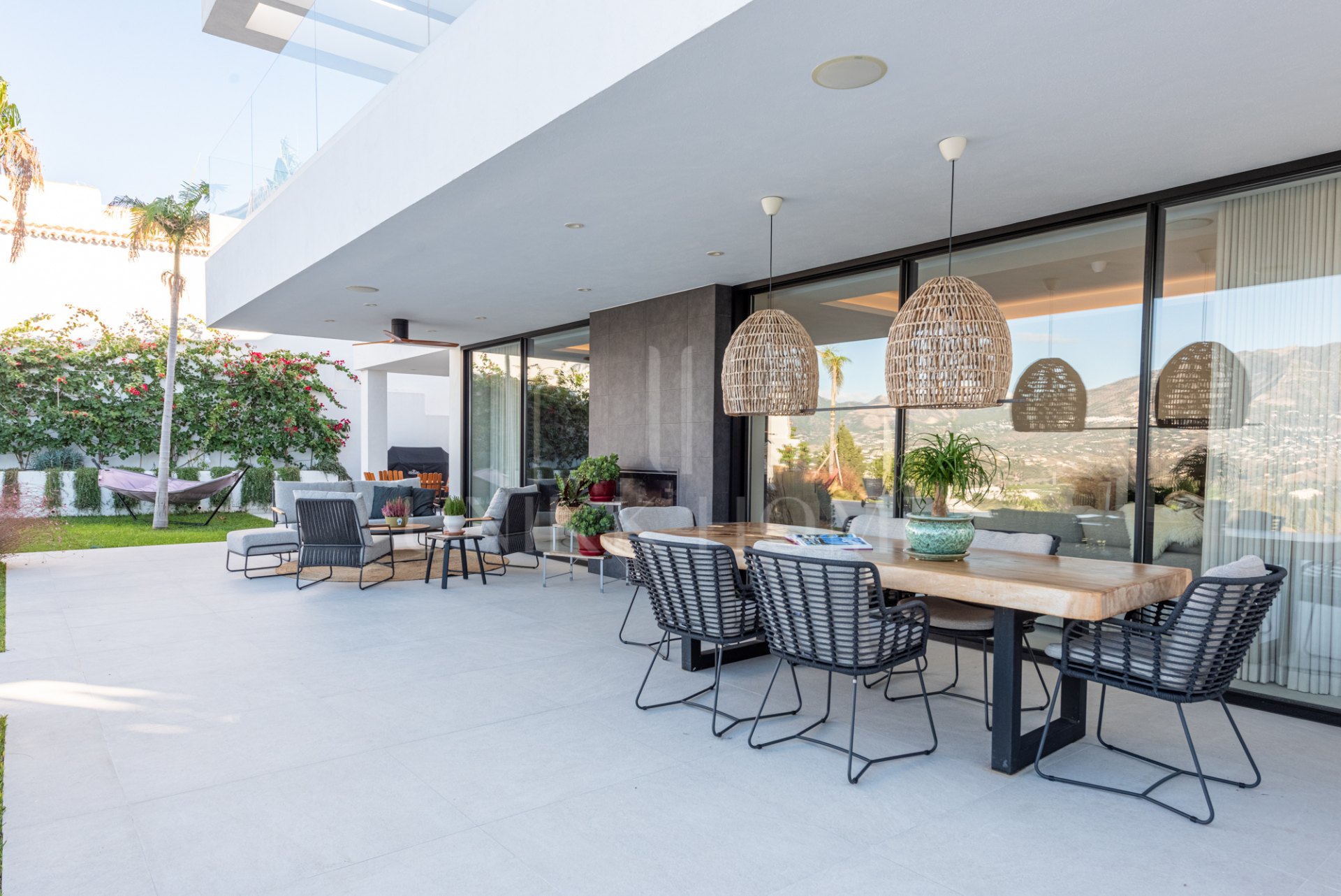 CONTEMPORARY LUXURY VILLA WITH PANORAMIC VIEWS – BUILT 2024