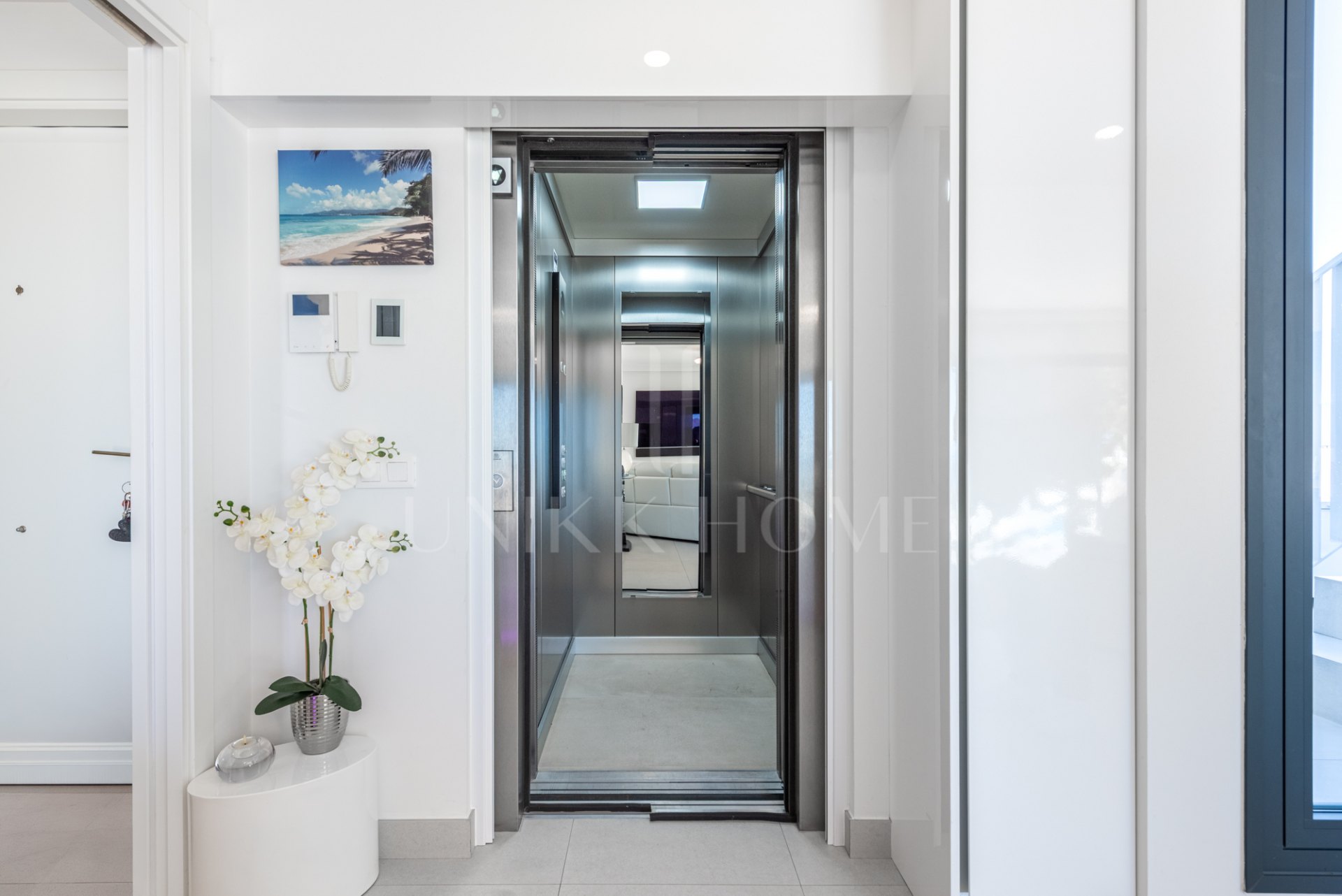 Amazing duplex penthouse with 360 views.