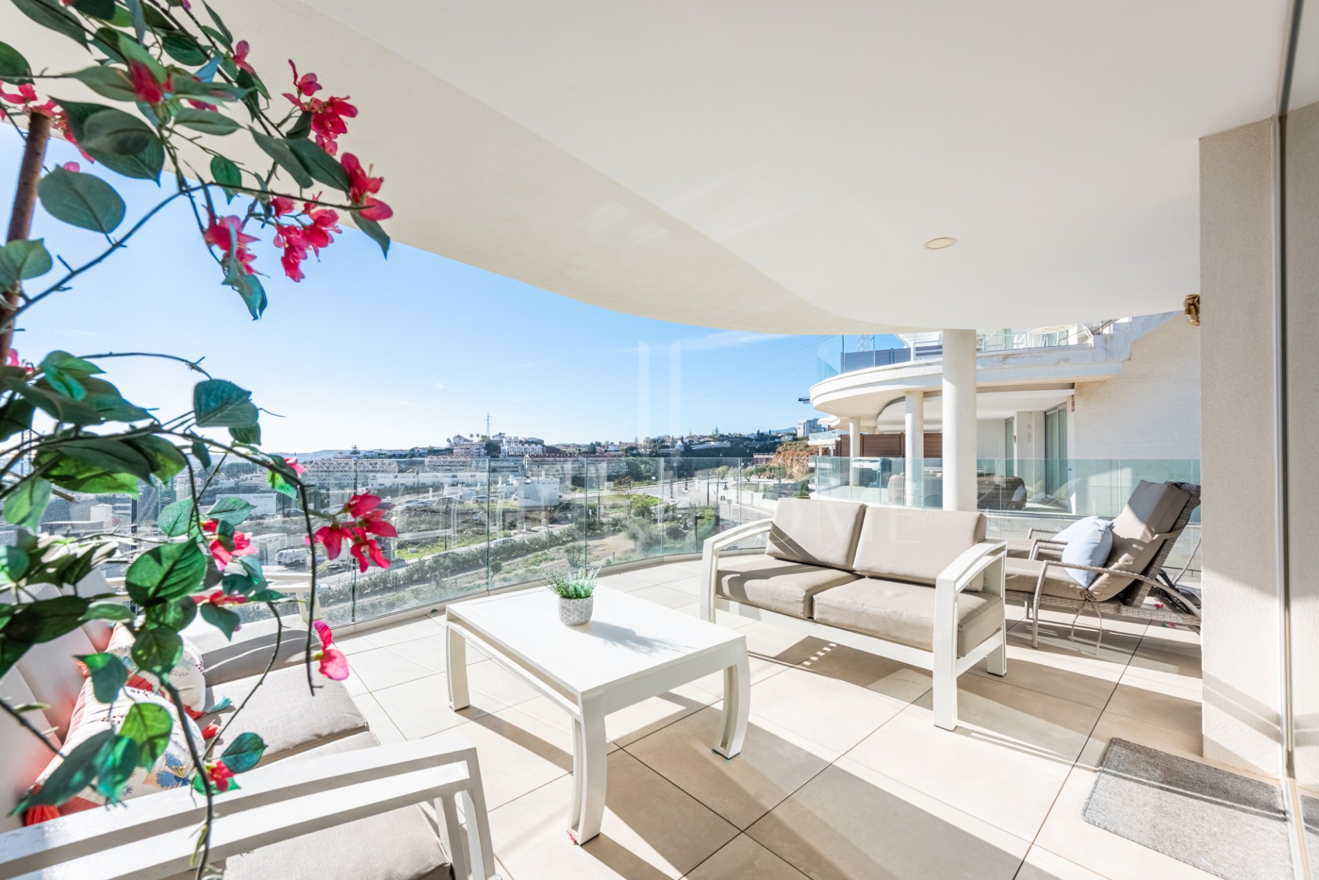 Elegante apartamento de 2 dormitorios con terraza y vistas al mar en Panoramica, El Higuerón