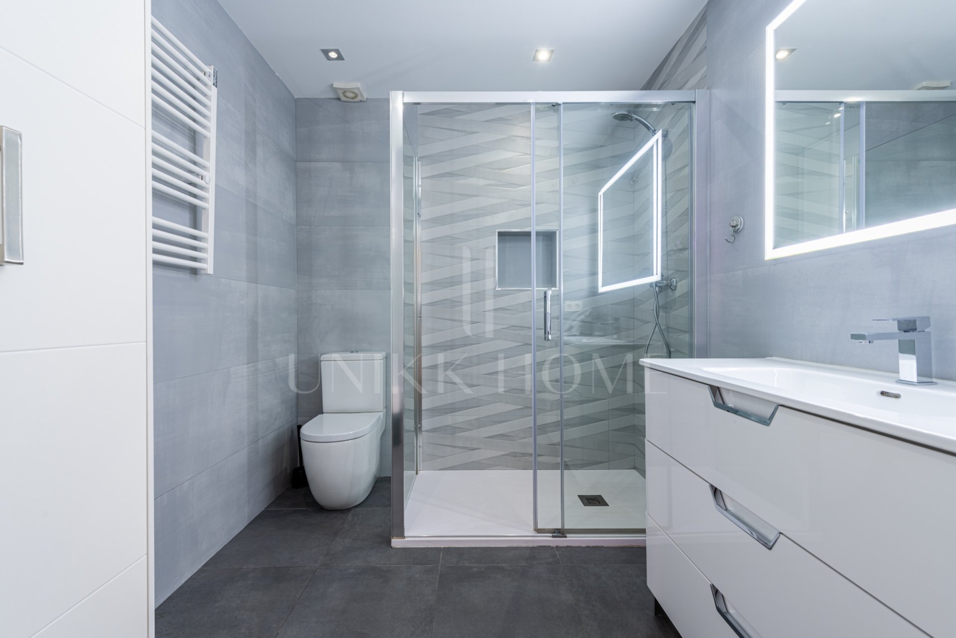 Apartamento reformado de 2 dormitorios con vistas al mar y licencia turística en el encantador Benalmádena Pueblo