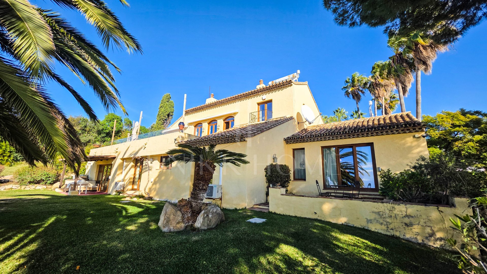 Villa Espaciosa de Estilo Andaluz con Impresionantes Vistas al Mar en Bahía Dorada, Estepona