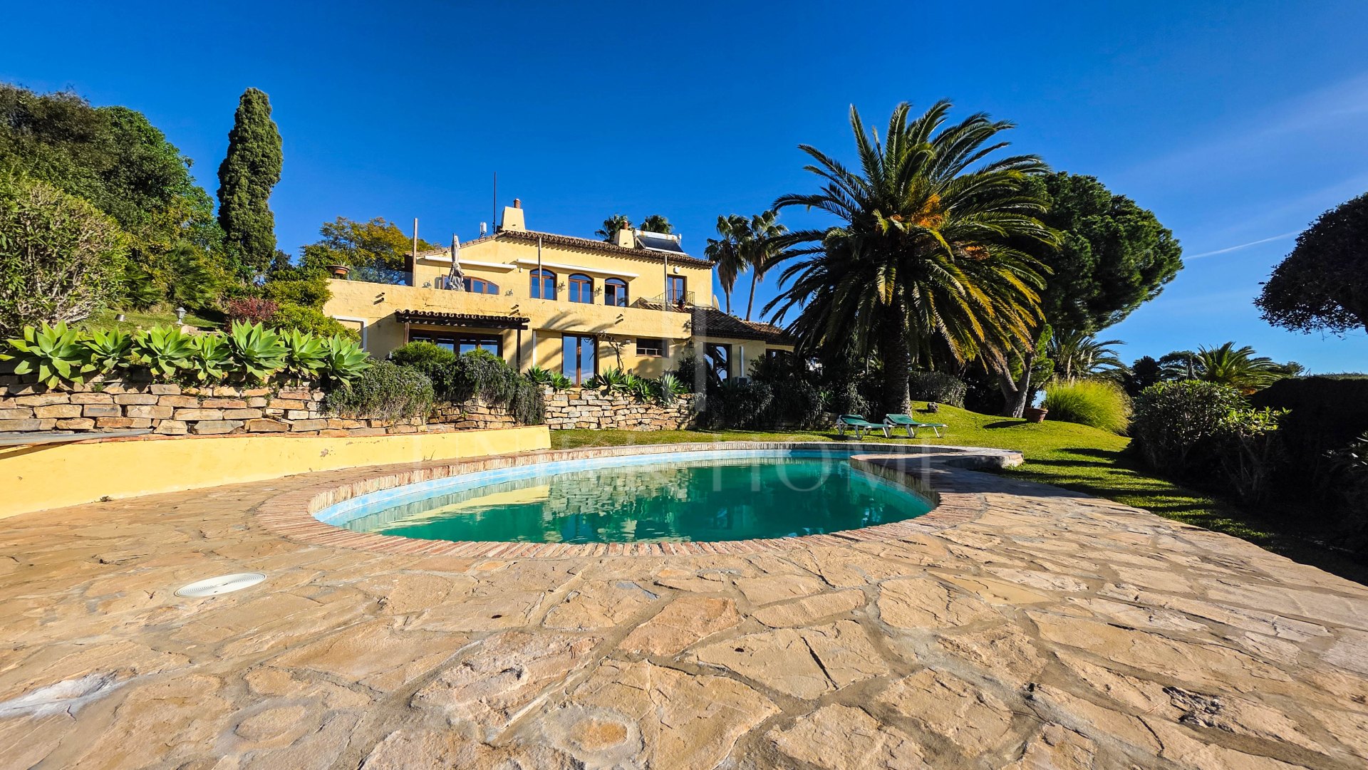 Villa Espaciosa de Estilo Andaluz con Impresionantes Vistas al Mar en Bahía Dorada, Estepona