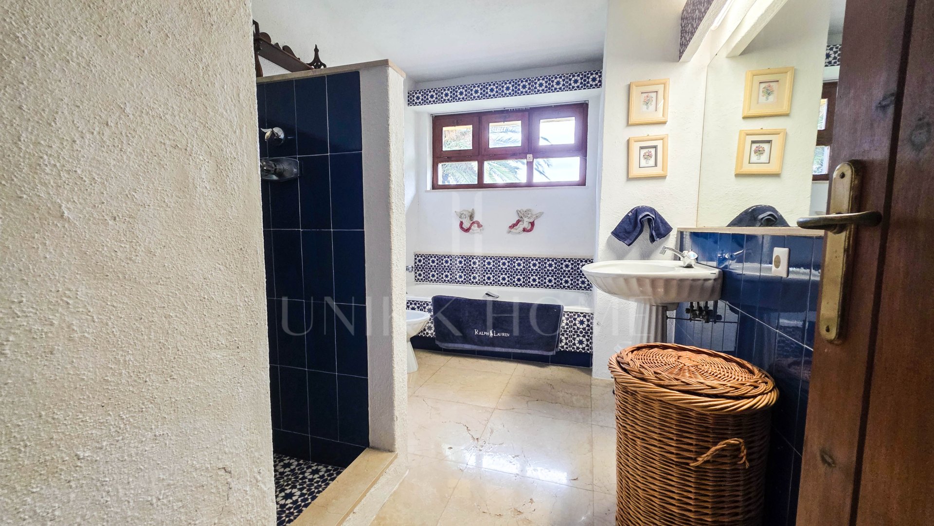 Villa Espaciosa de Estilo Andaluz con Impresionantes Vistas al Mar en Bahía Dorada, Estepona